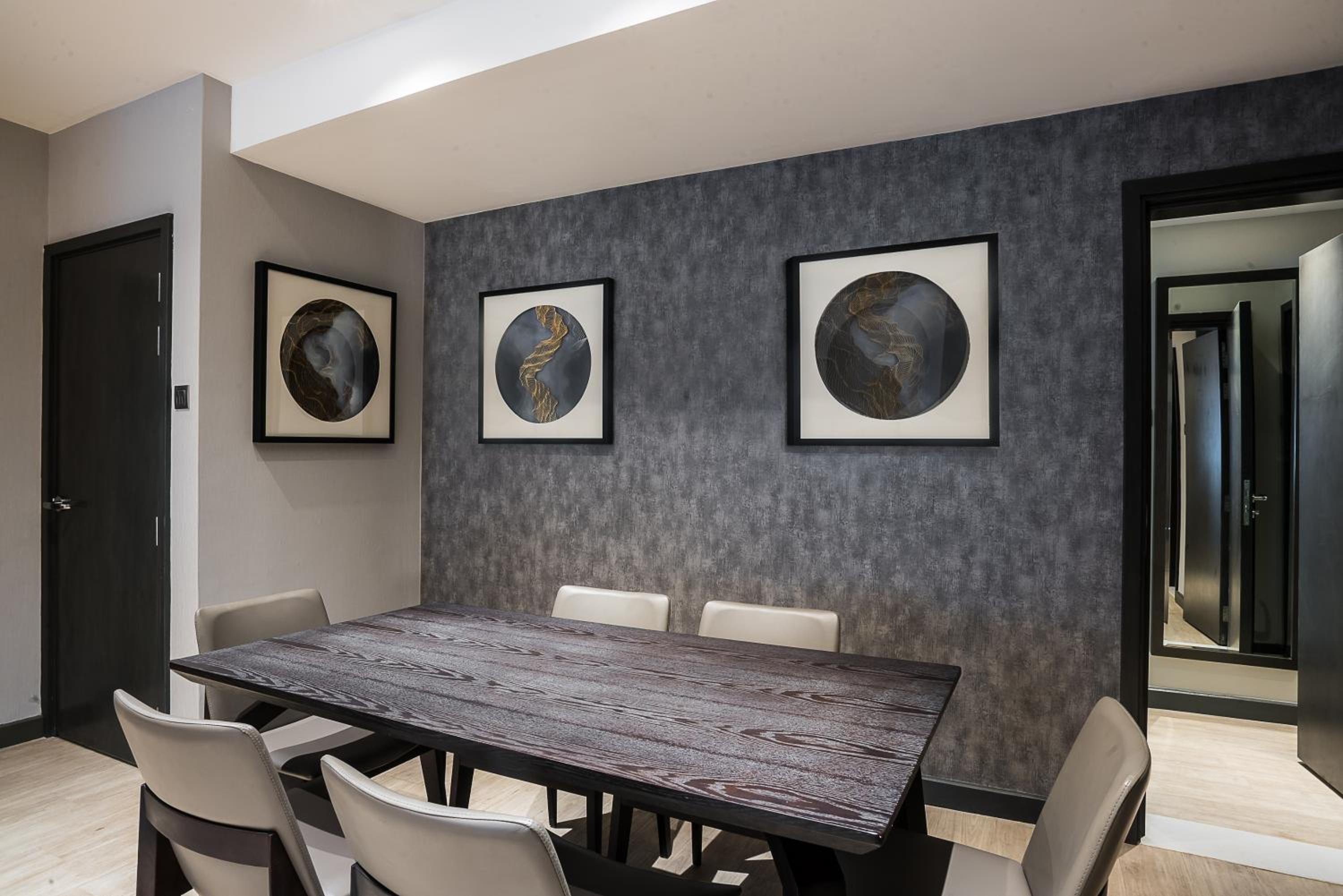 Executive King Suite with Separate Living Room - Non-Smoking - Photo 3