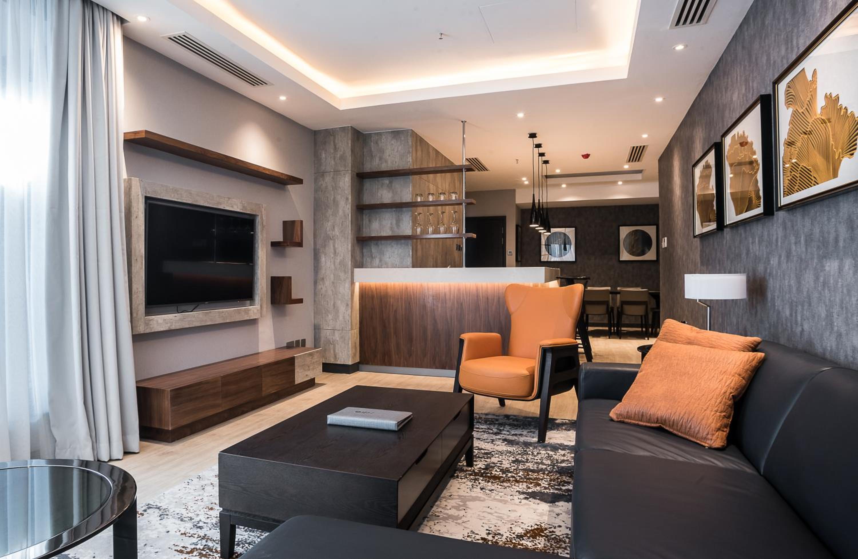Executive King Suite with Separate Living Room - Non-Smoking - Photo 5