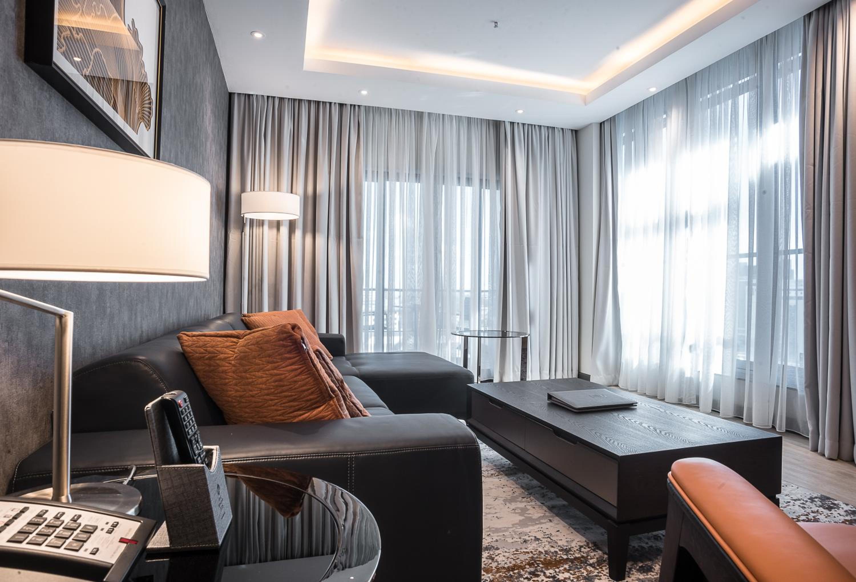 Executive King Suite with Separate Living Room - Non-Smoking - Photo 2