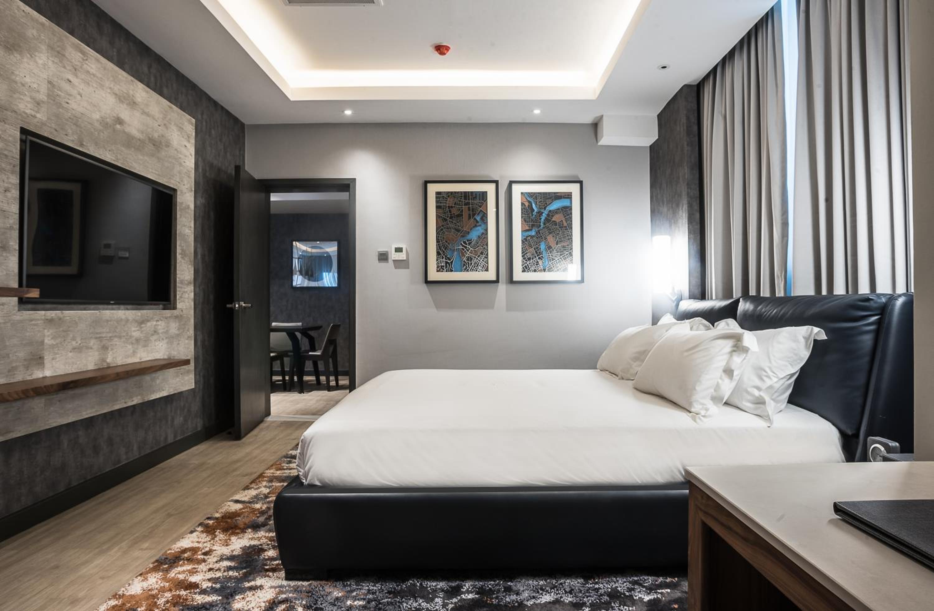 Executive King Suite with Separate Living Room - Non-Smoking - Photo 6