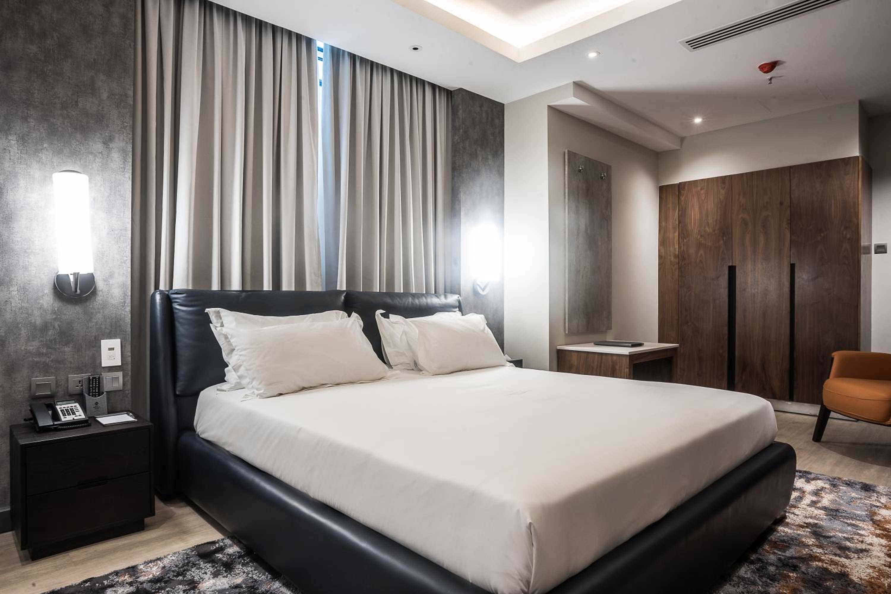 Executive King Suite with Separate Living Room - Non-Smoking - Photo 7