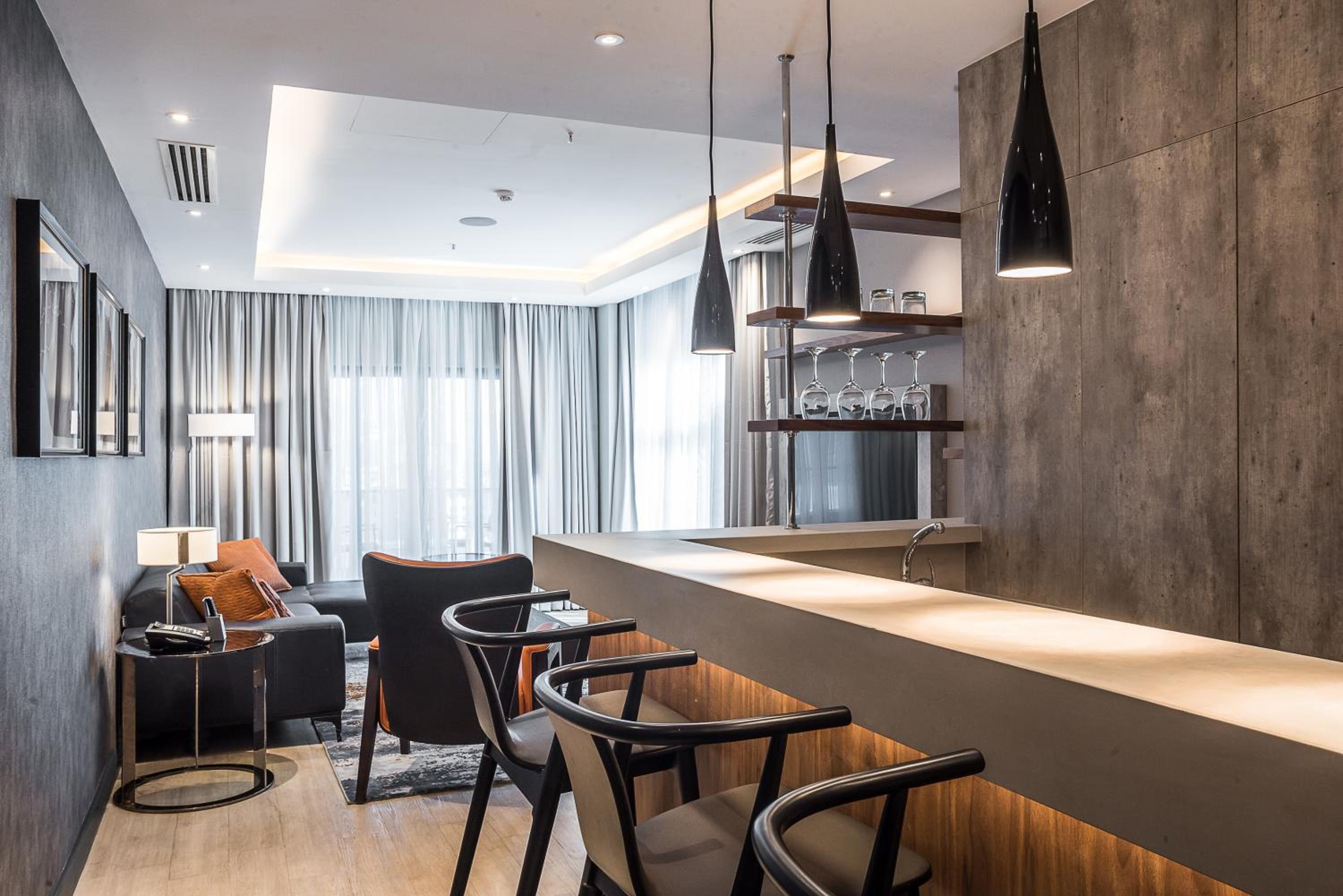 Executive King Suite with Separate Living Room - Non-Smoking - Photo 10