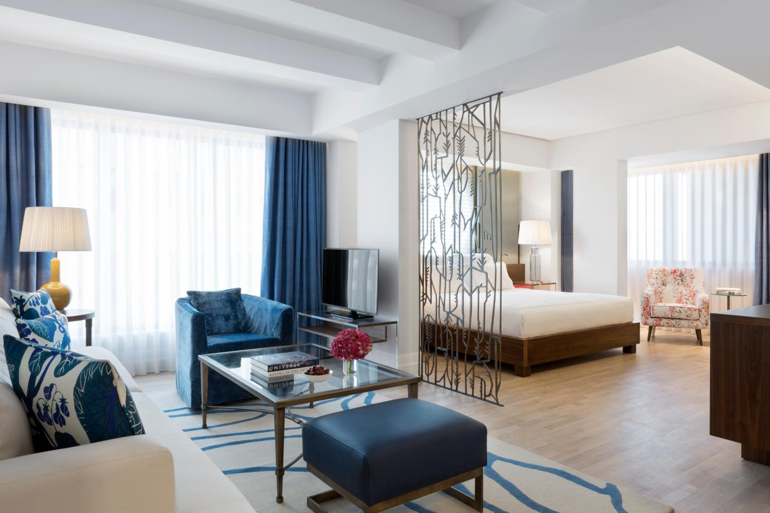 Corner Suite - Photo 1