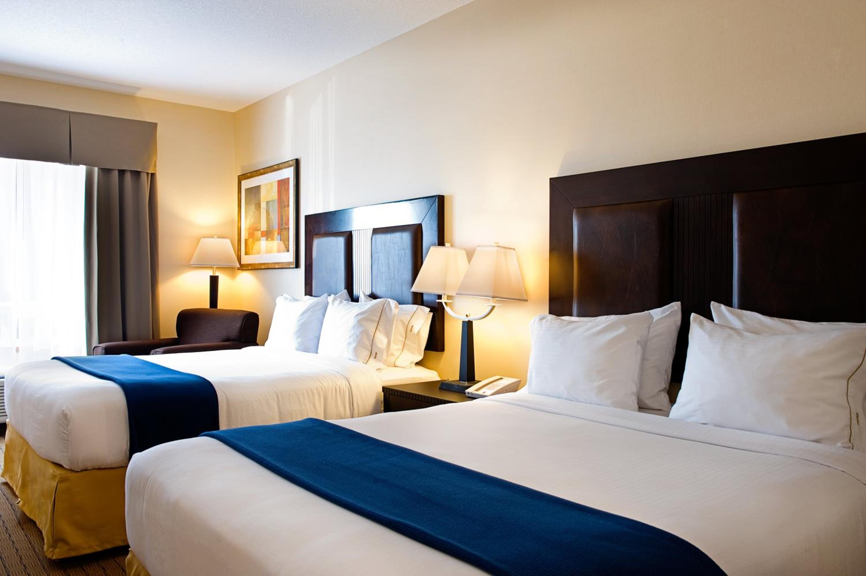 Standard Room with Two Queen Beds - Photo 1
