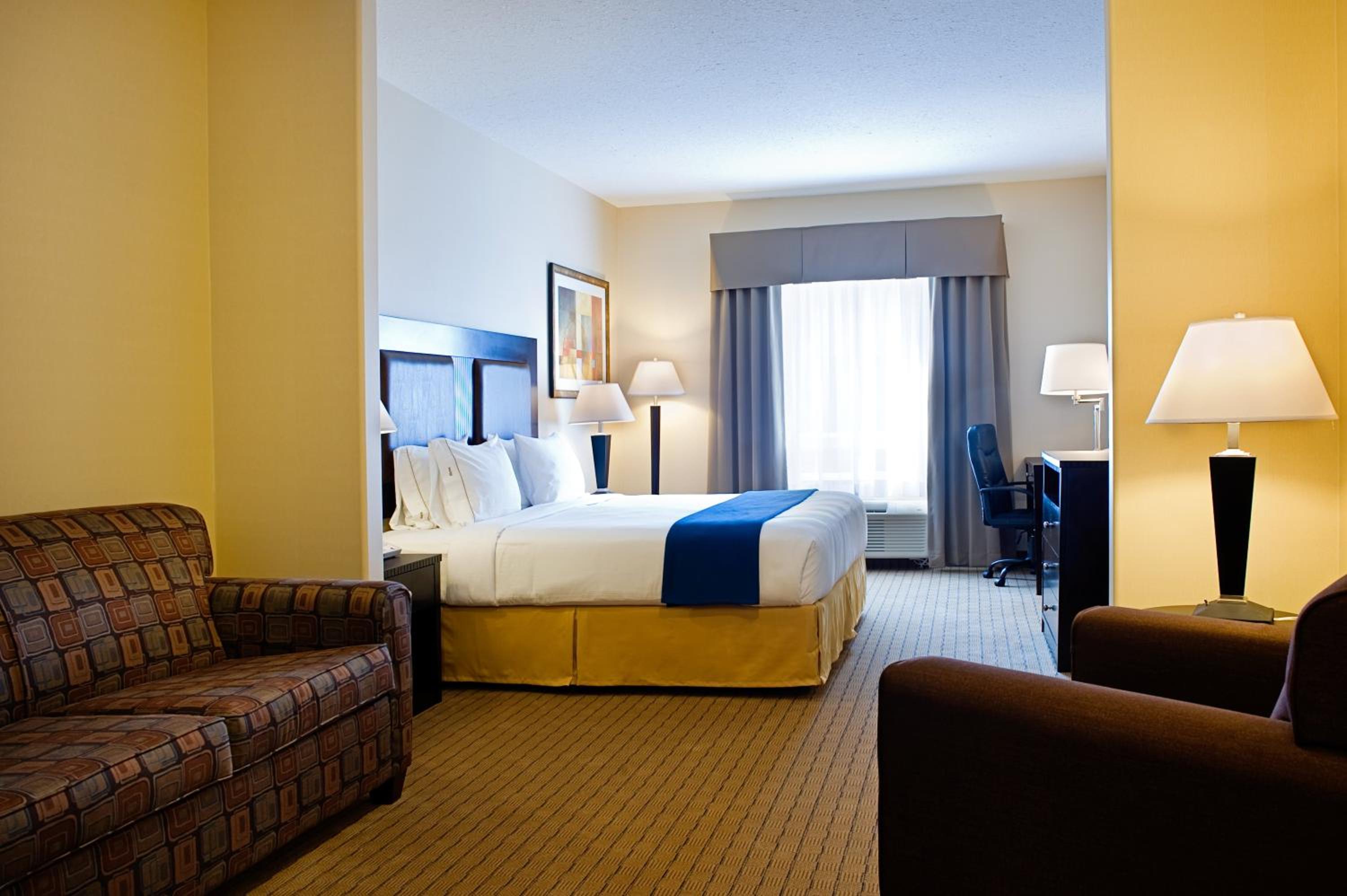 Standard King Room with Sofa Bed - Photo 1