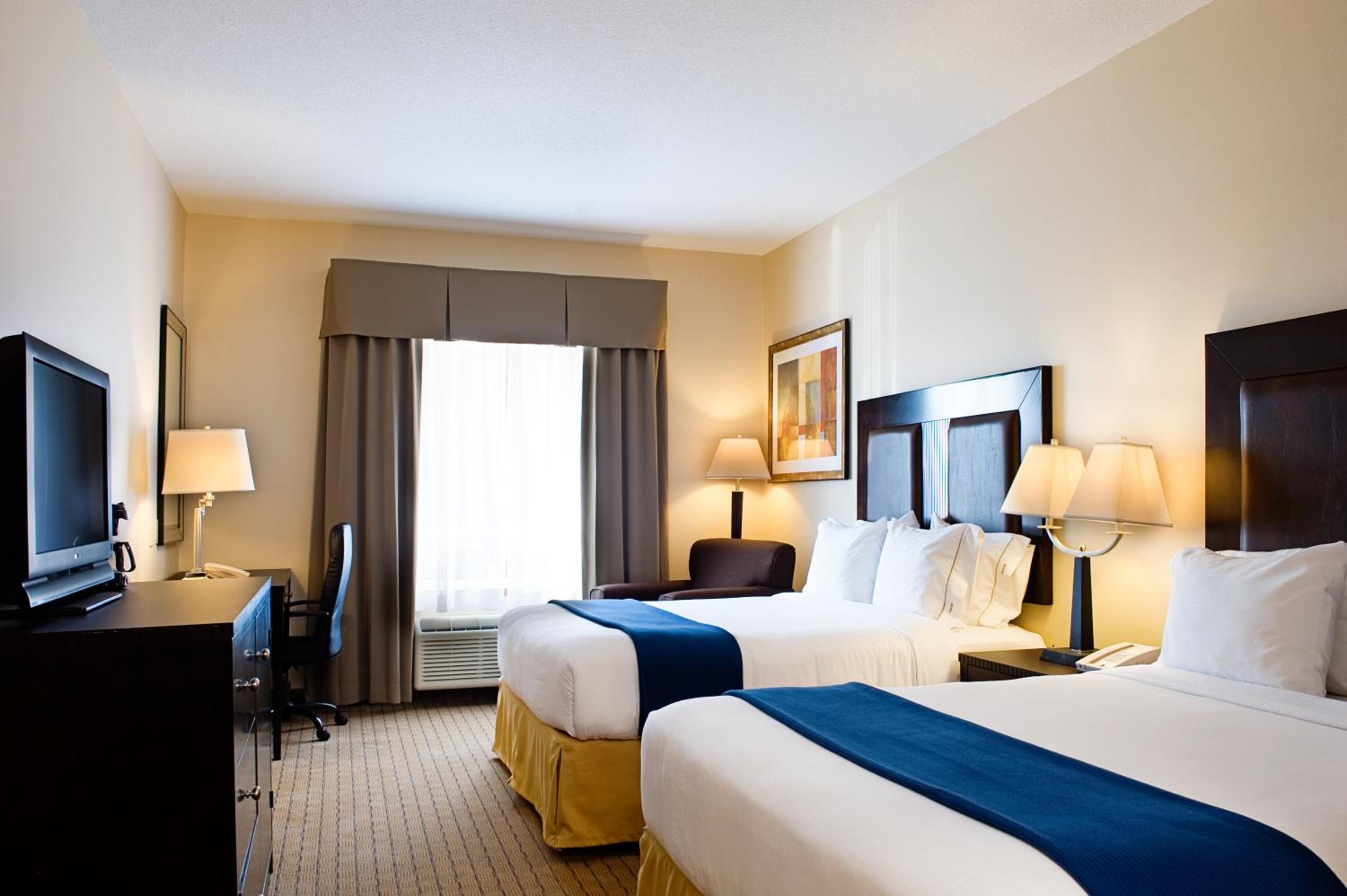 Standard Room with Two Queen Beds - Photo 3