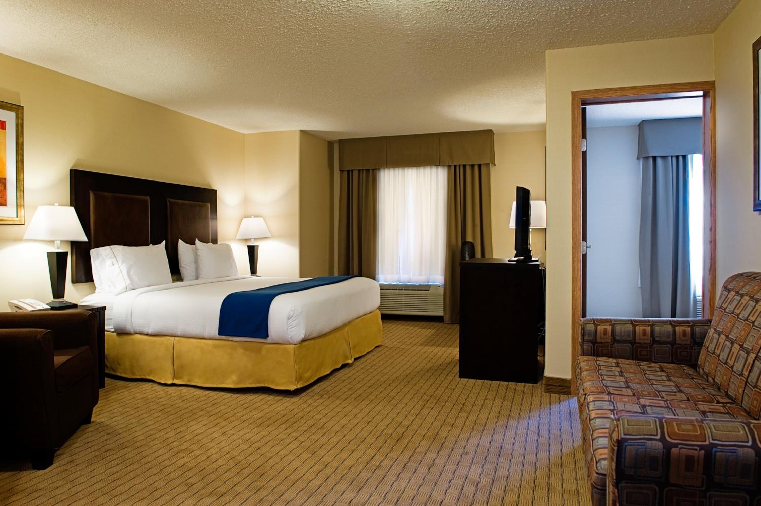 One-Bedroom Suite - Photo 4