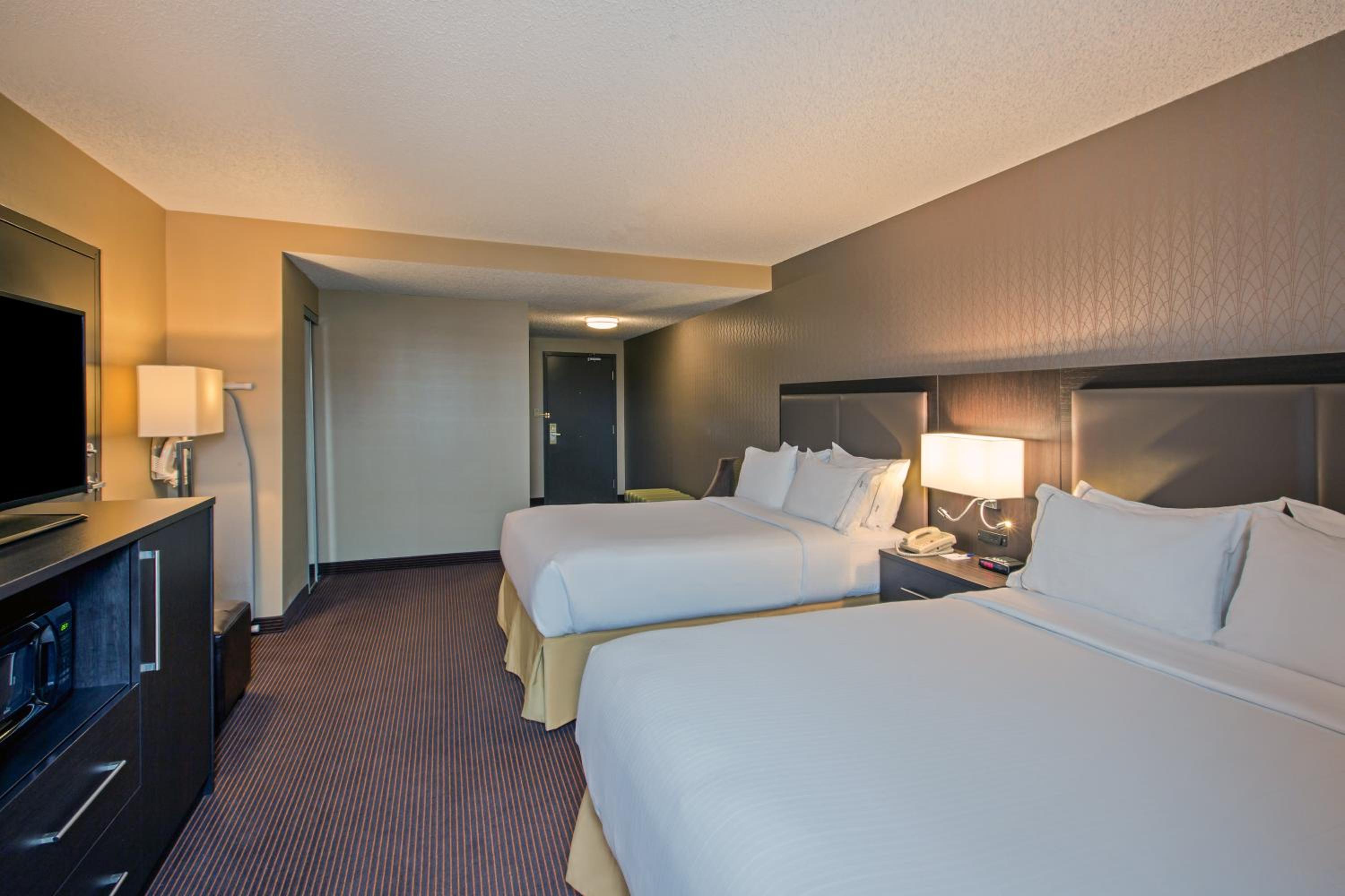 Quadruple Room with Two Queen Beds and Tub - Disability Access/Non Smoking - Photo 1