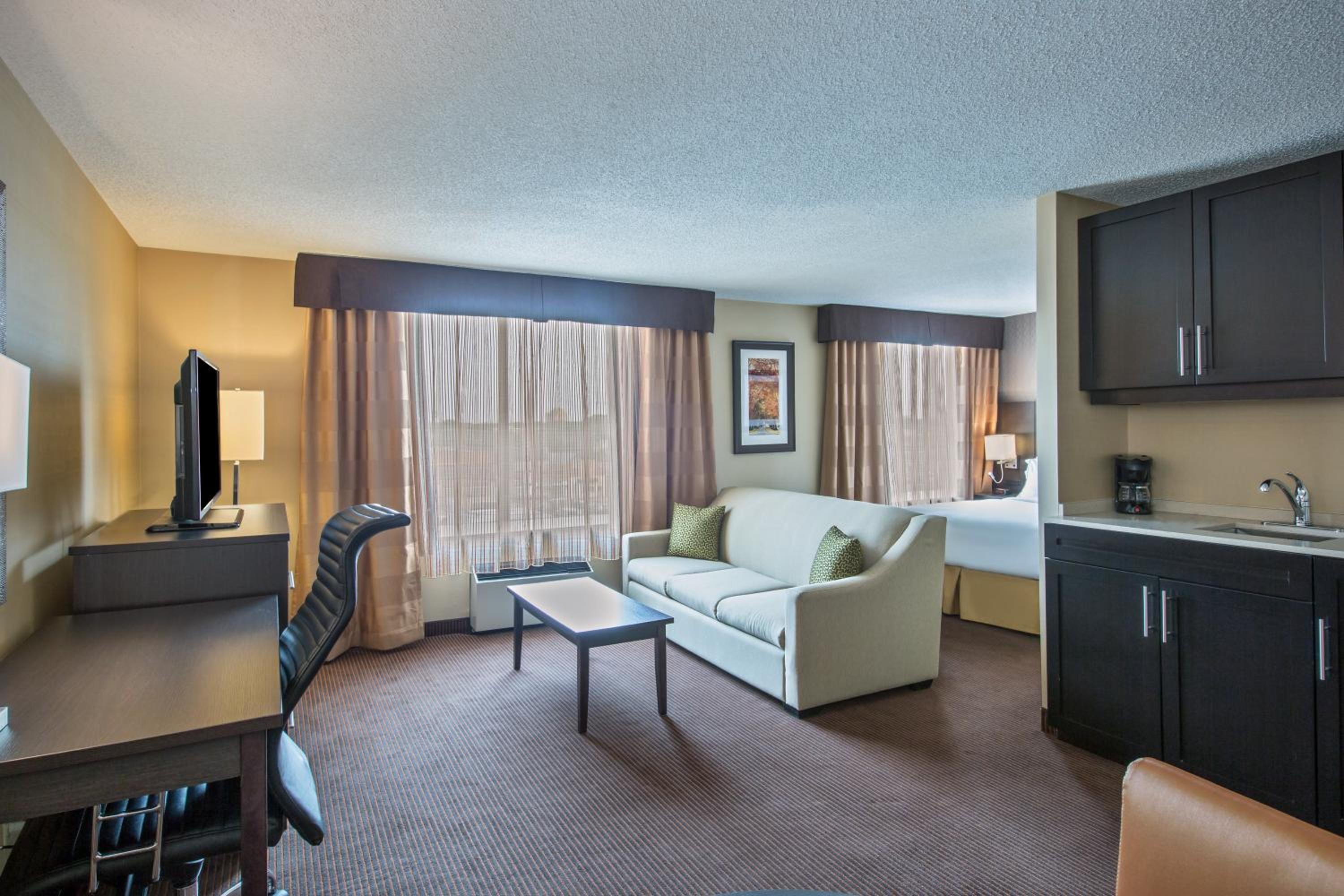 Queen Suite - Non Smoking - Photo 1