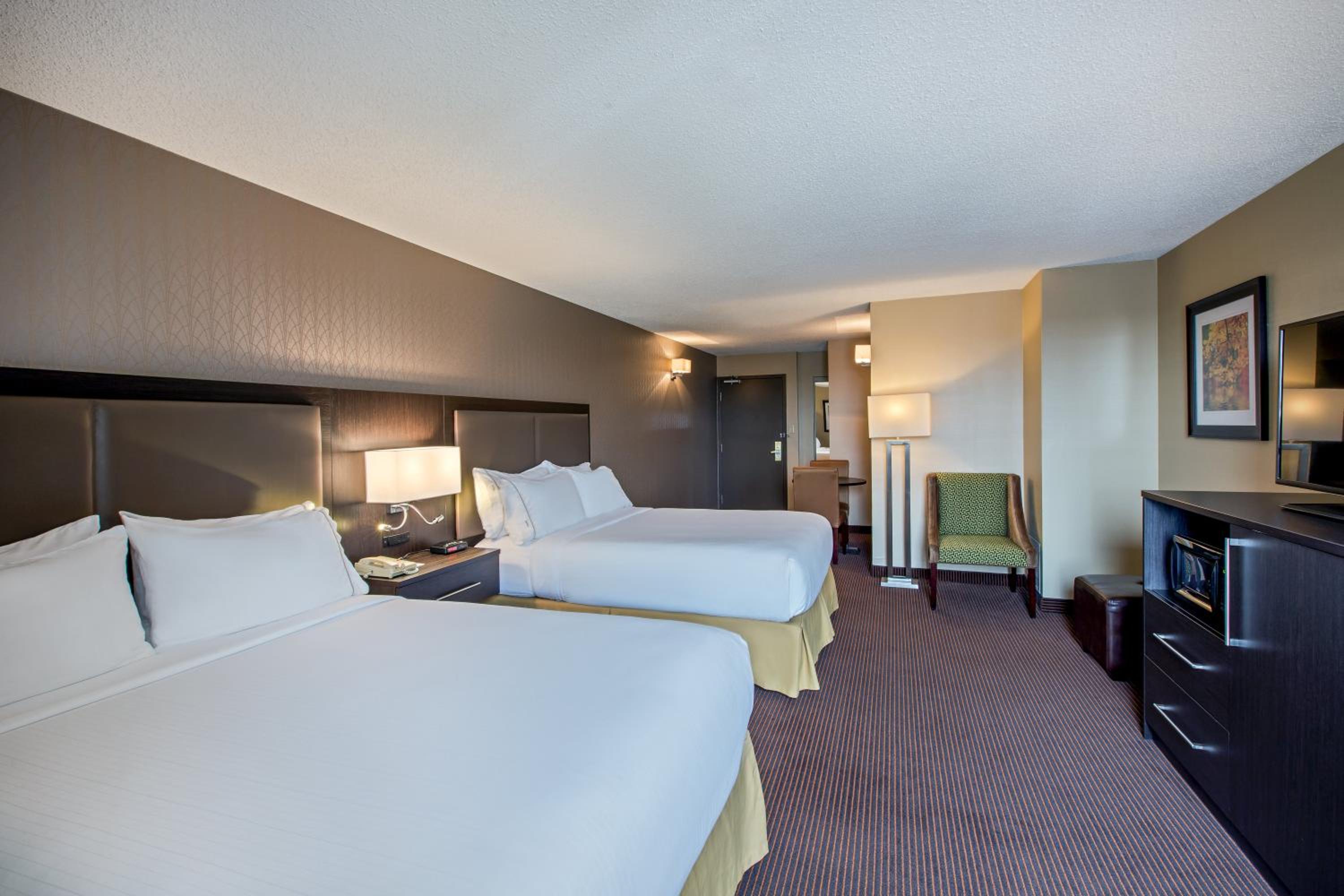 Quadruple Room with Two Queen Beds - Non Smoking - Photo 1