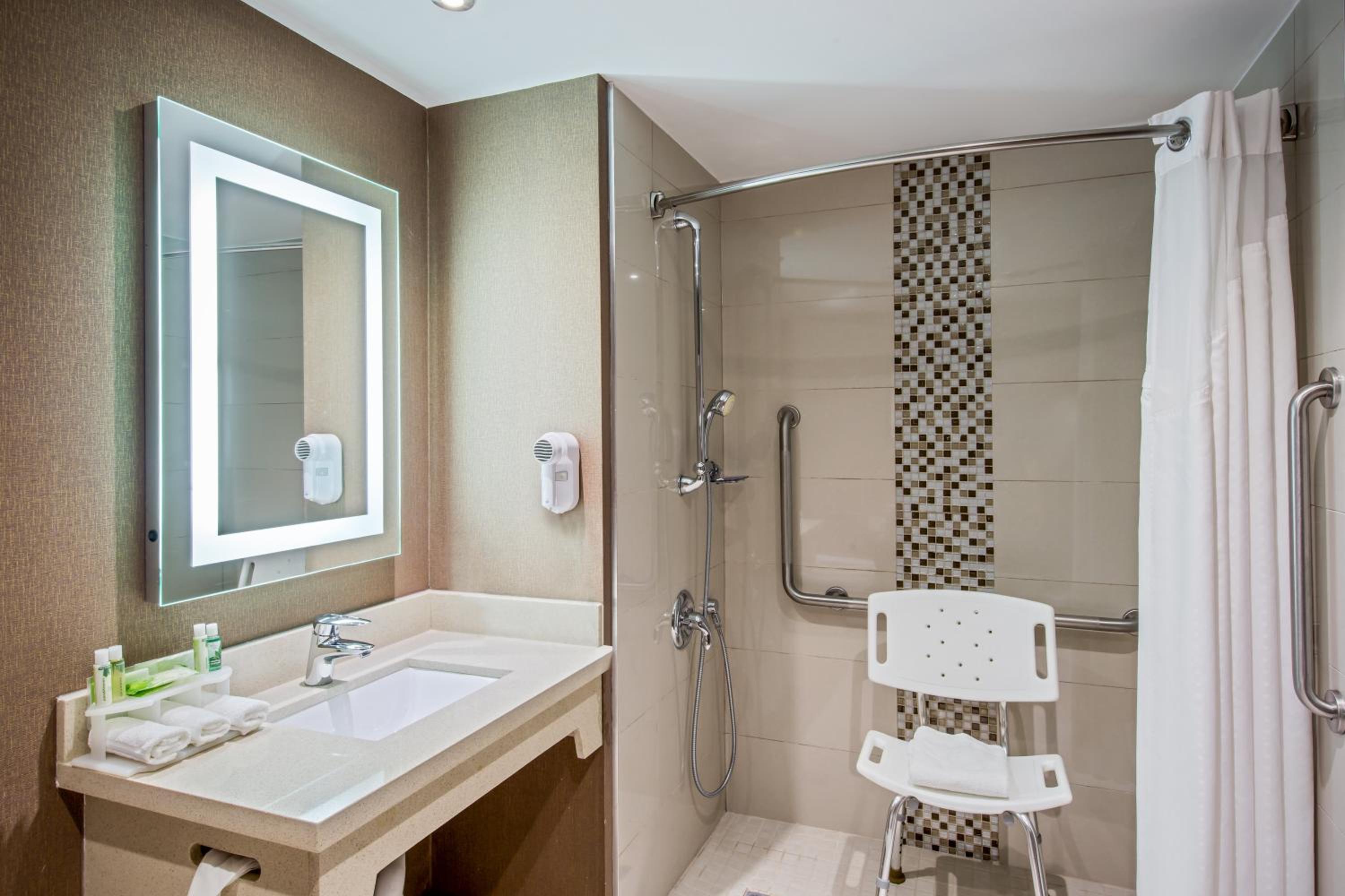 Quadruple Room with Two Queen Beds and Tub - Disability Access/Non Smoking - Photo 2