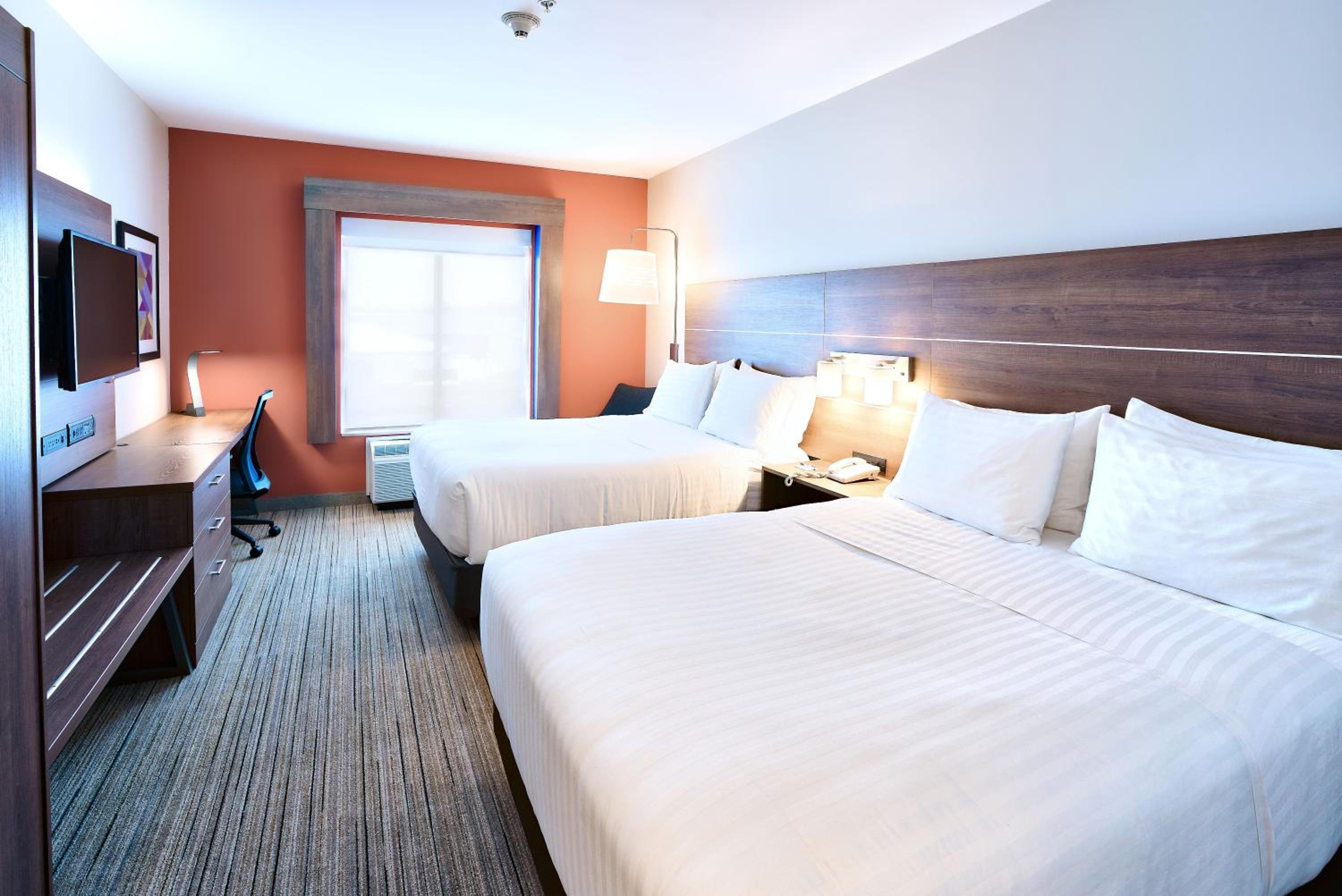 Suite with Two Queen Beds - Photo 3