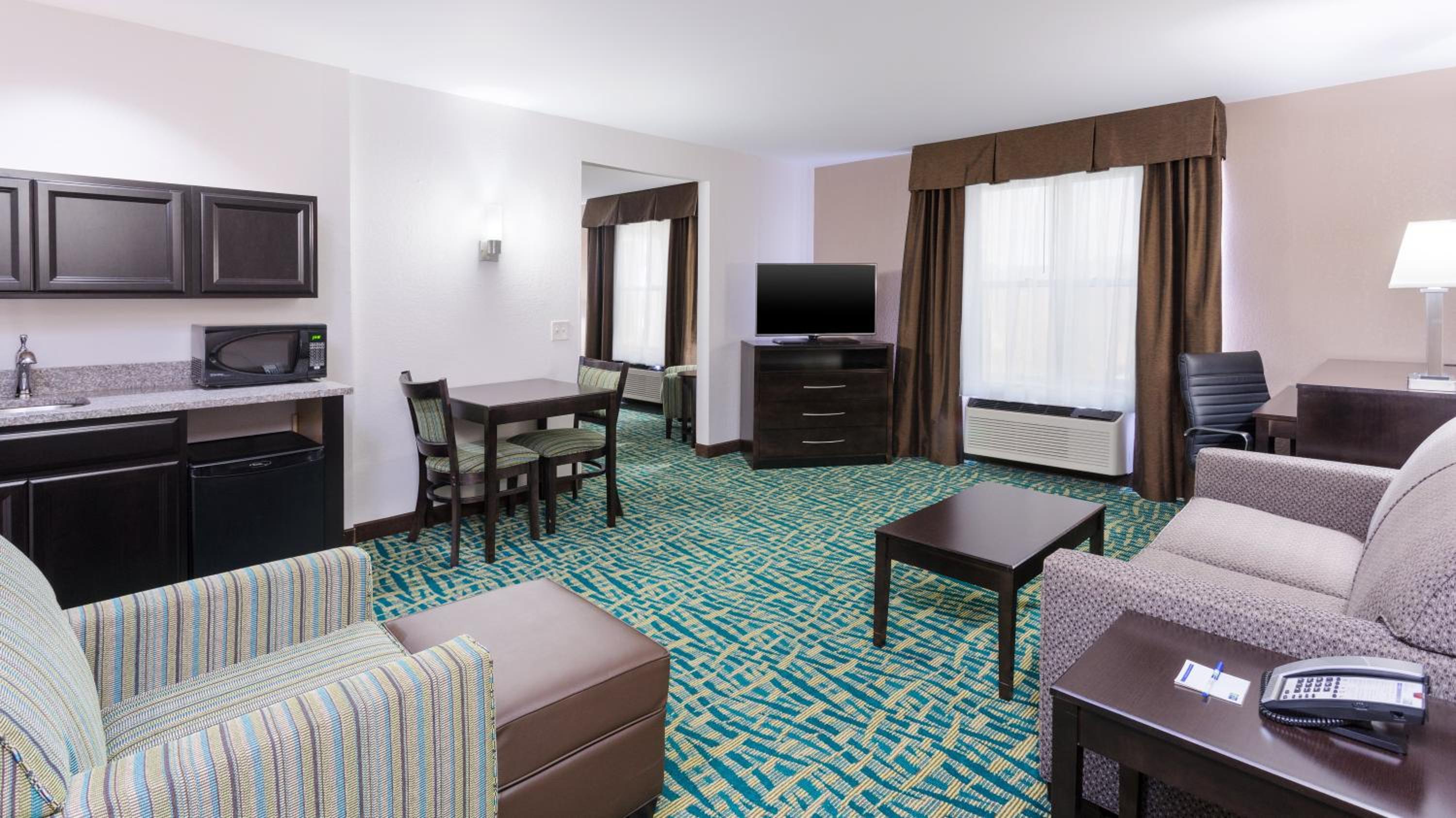King Suite - Non-Smoking - Photo 2