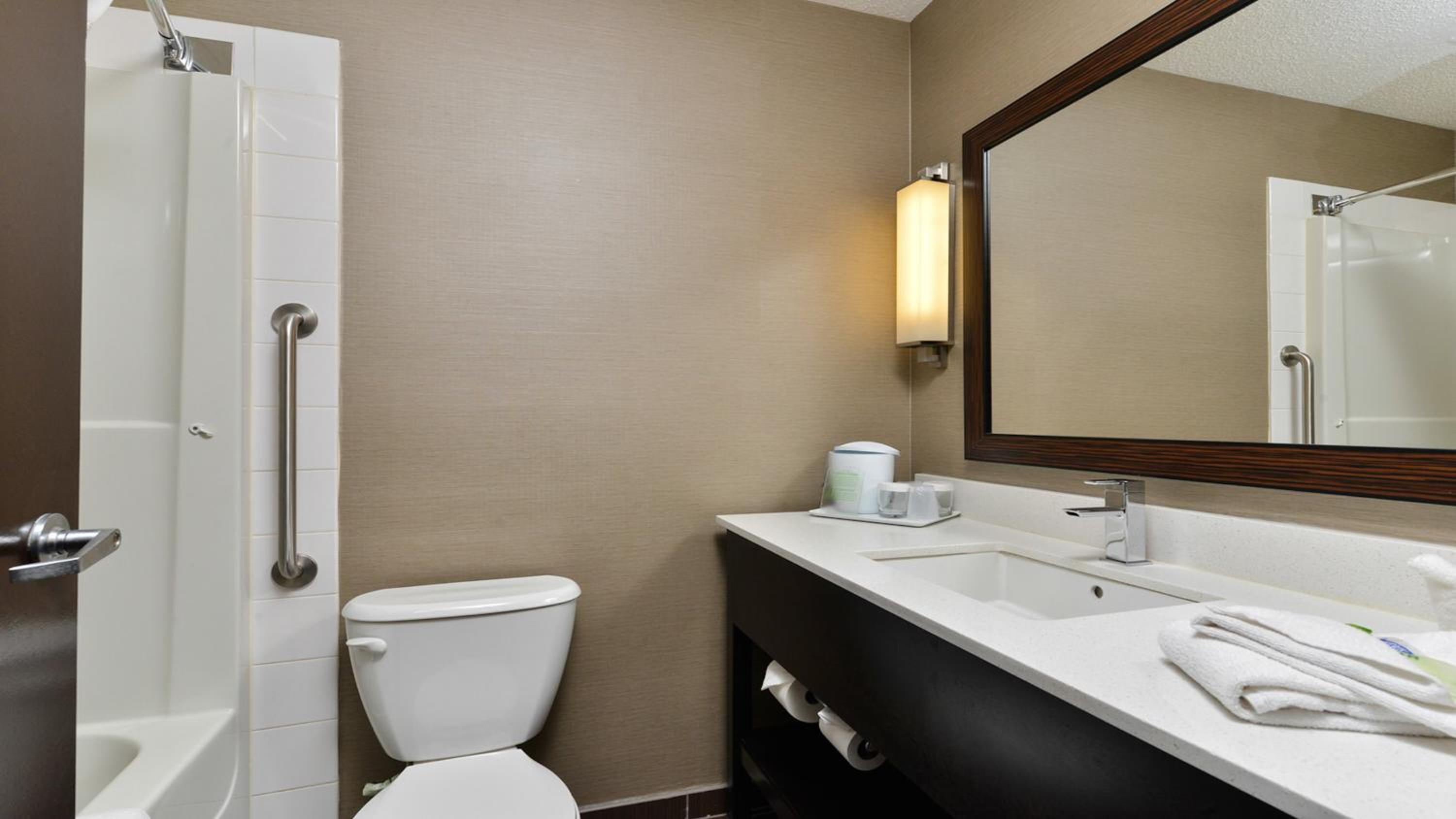 Standard Queen Room with Communications Accessible Roll-In Shower - Photo 2