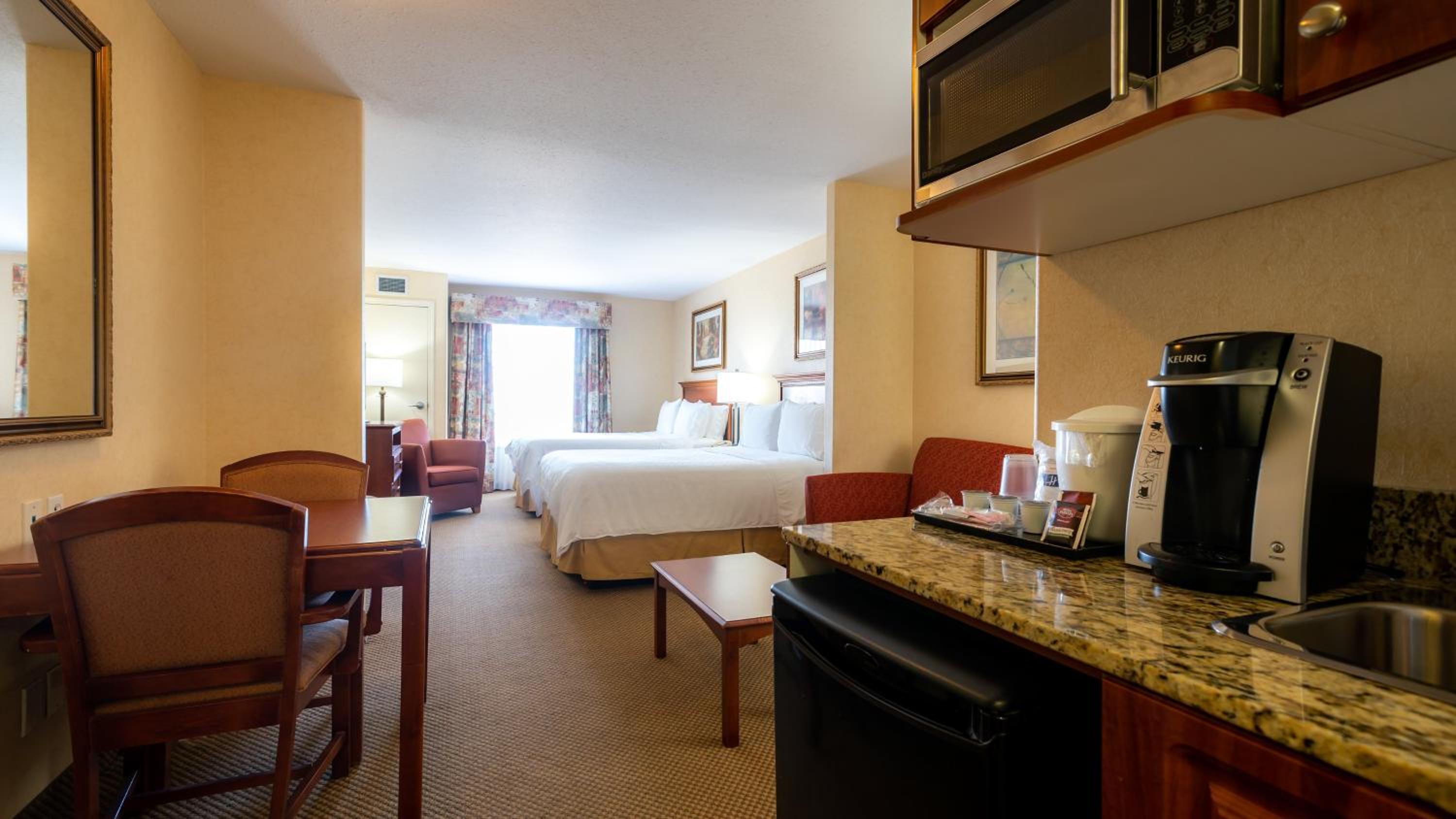 Queen Suite with Two Queen Beds - Photo 2