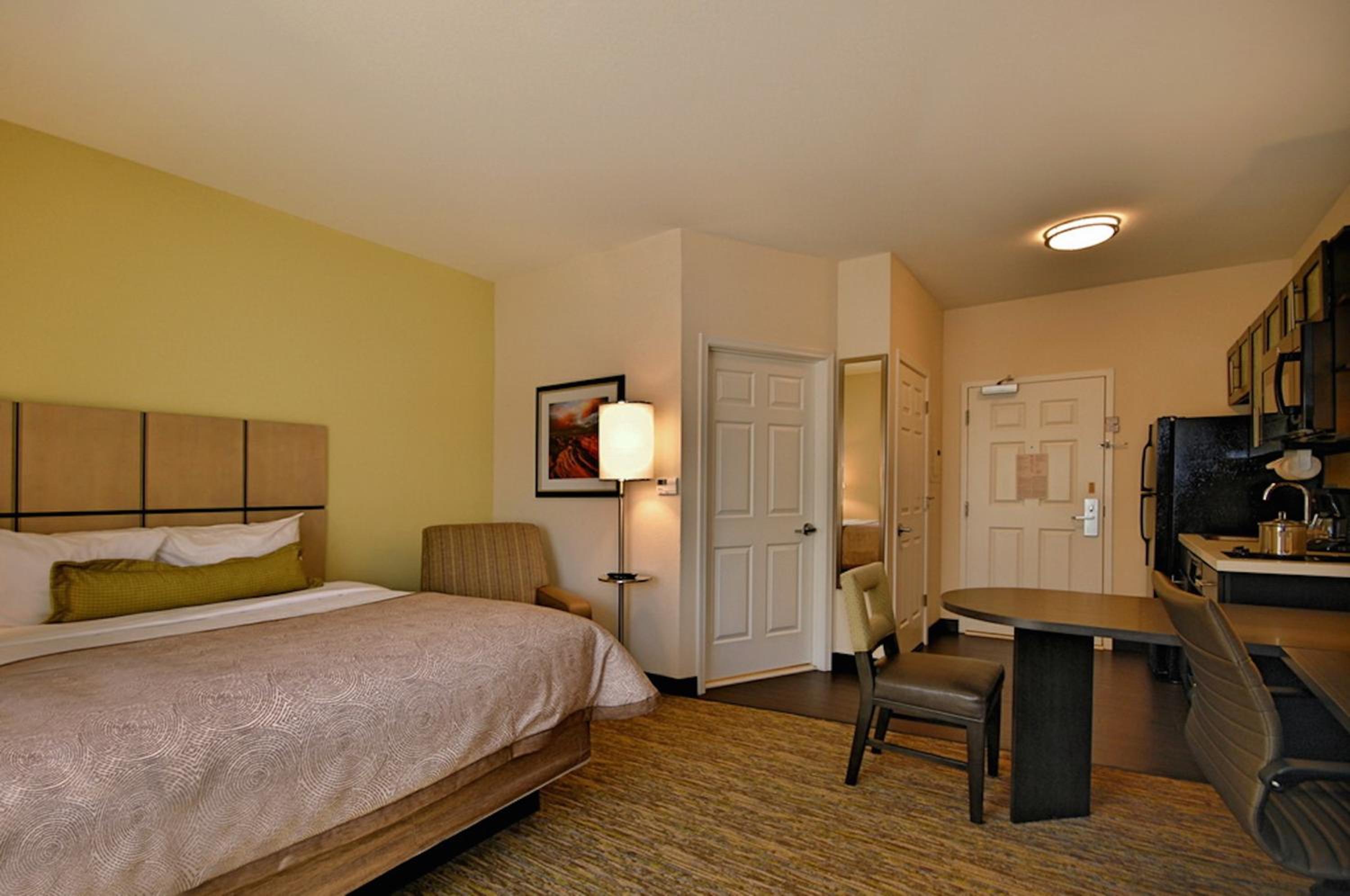 Queen Studio Suite - Hearing Accessible/ Non-Smoking photo 2