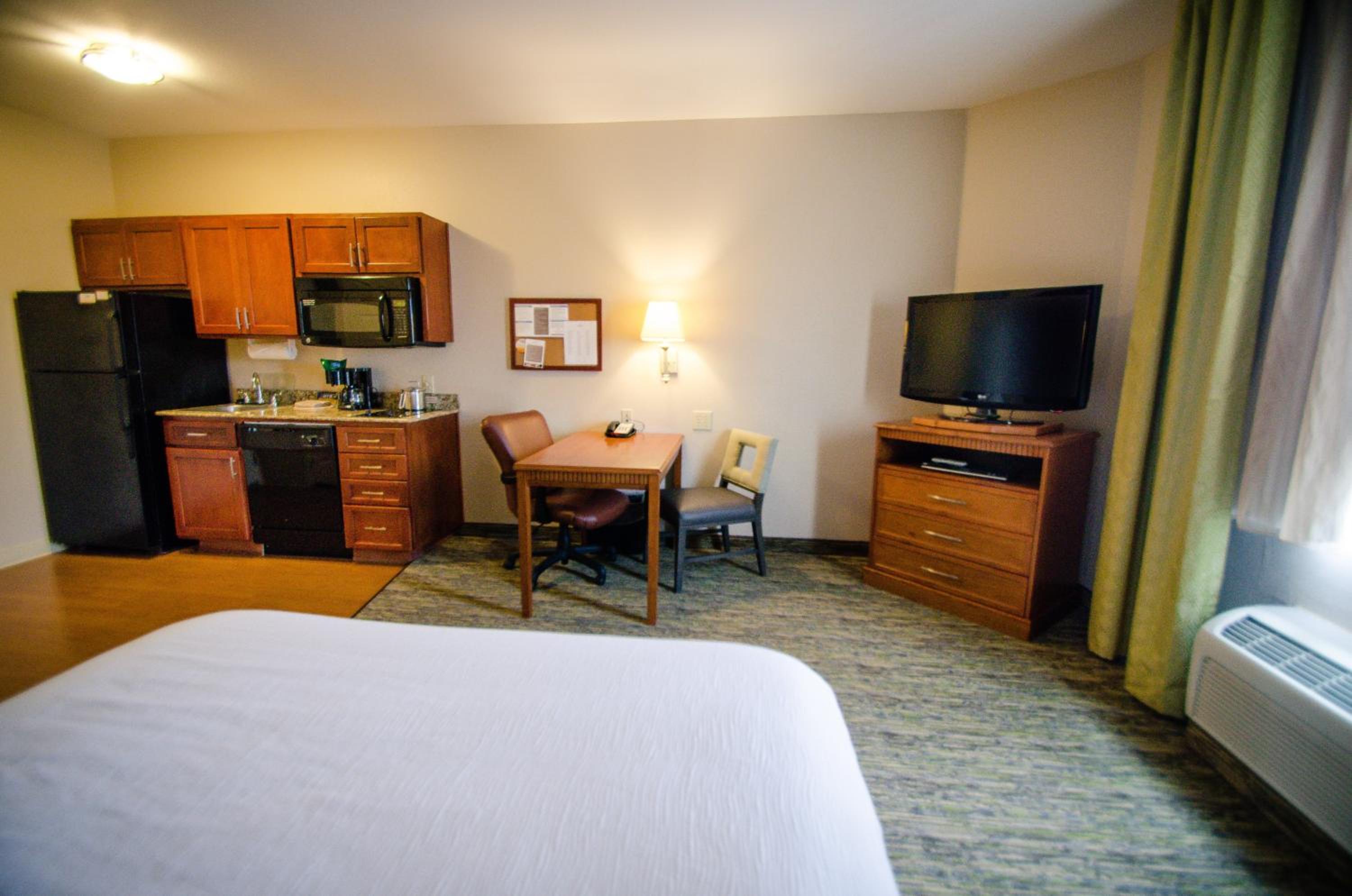 Queen Studio Suite - Photo 2