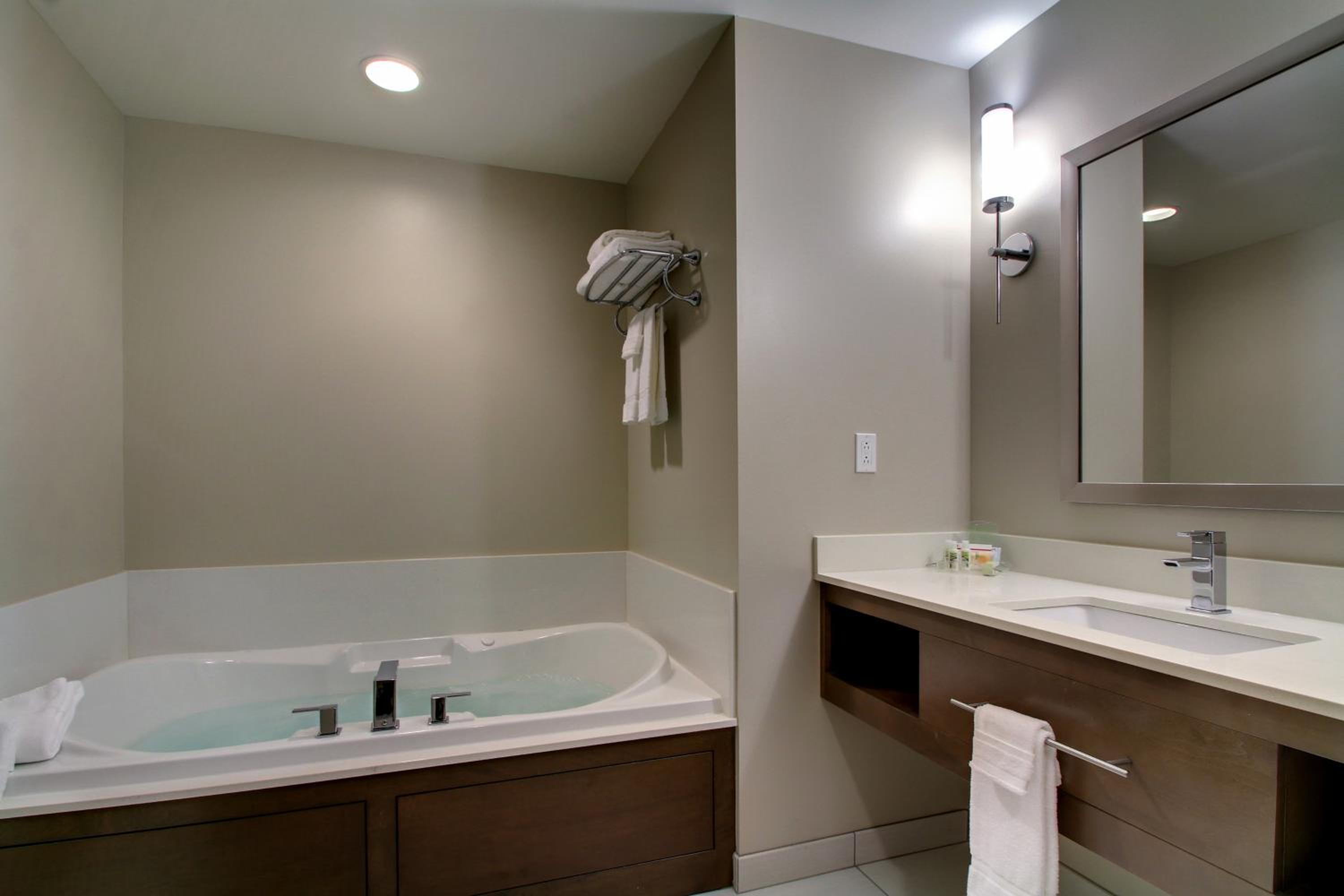 Executive King Suite - Non-Smoking