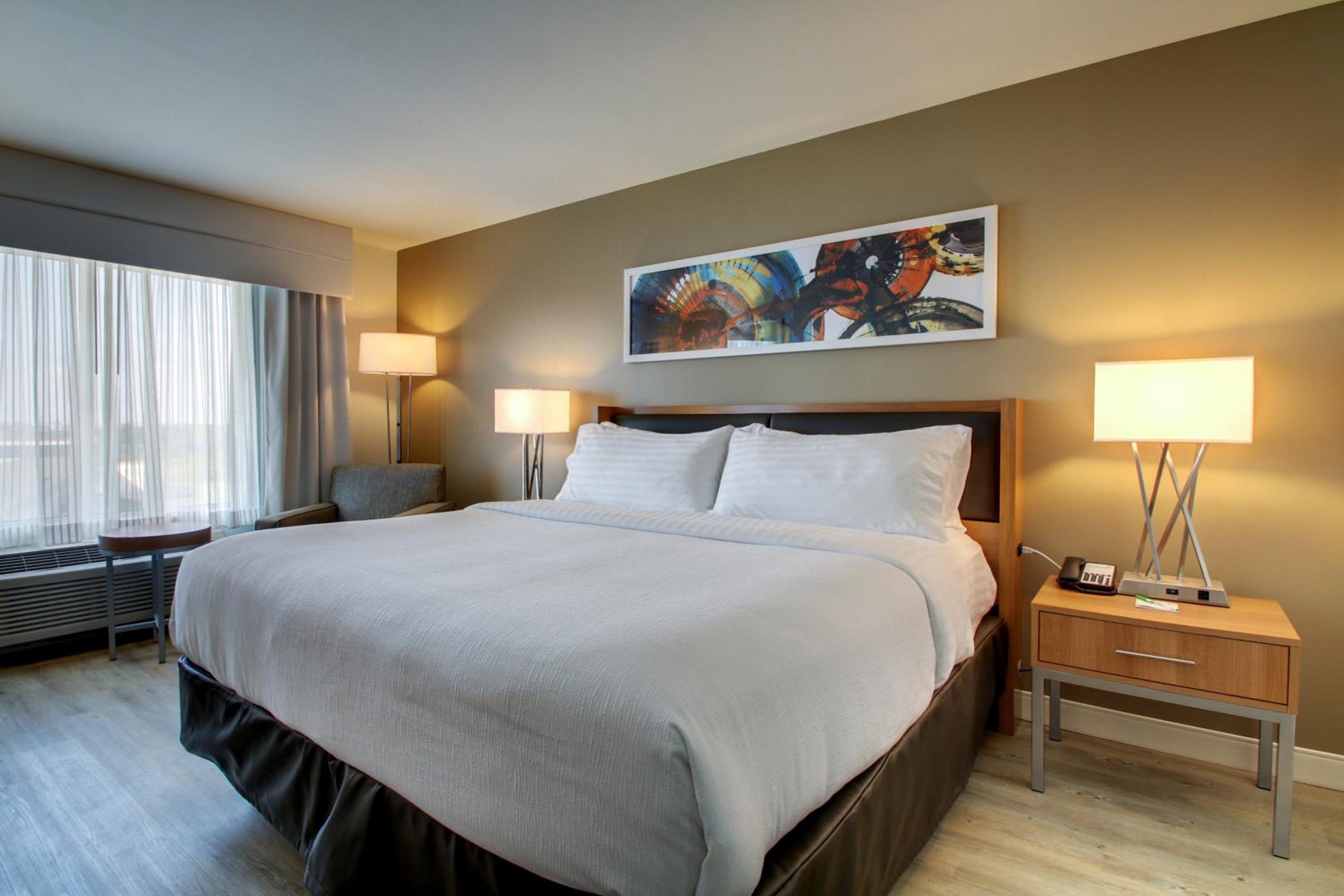 Standard King Room with Mobility Accessible Tub photo 3