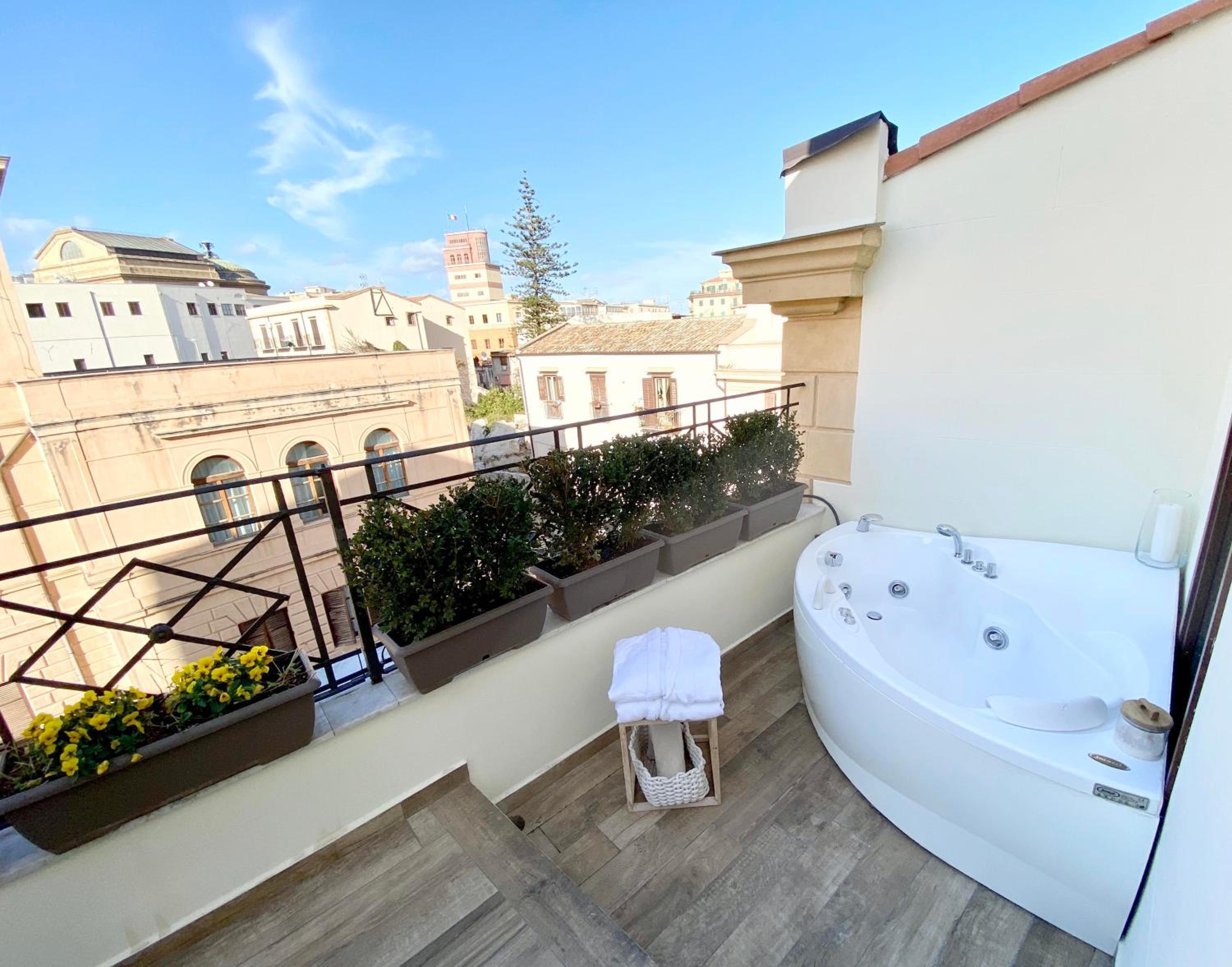 Deluxe Suite with Spa Bath - Photo 14