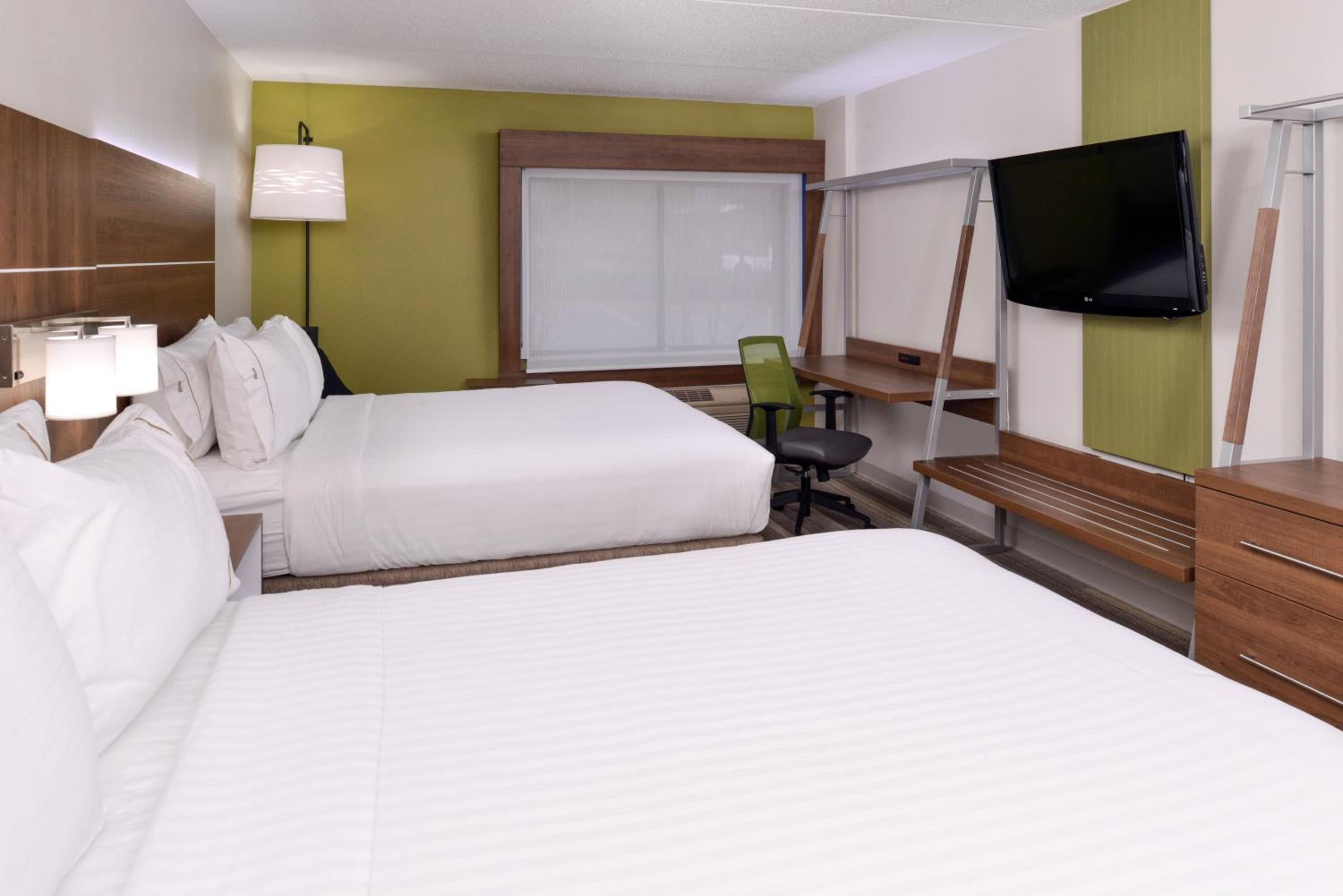 Standard Queen Room with Two Queen Beds - Photo 4