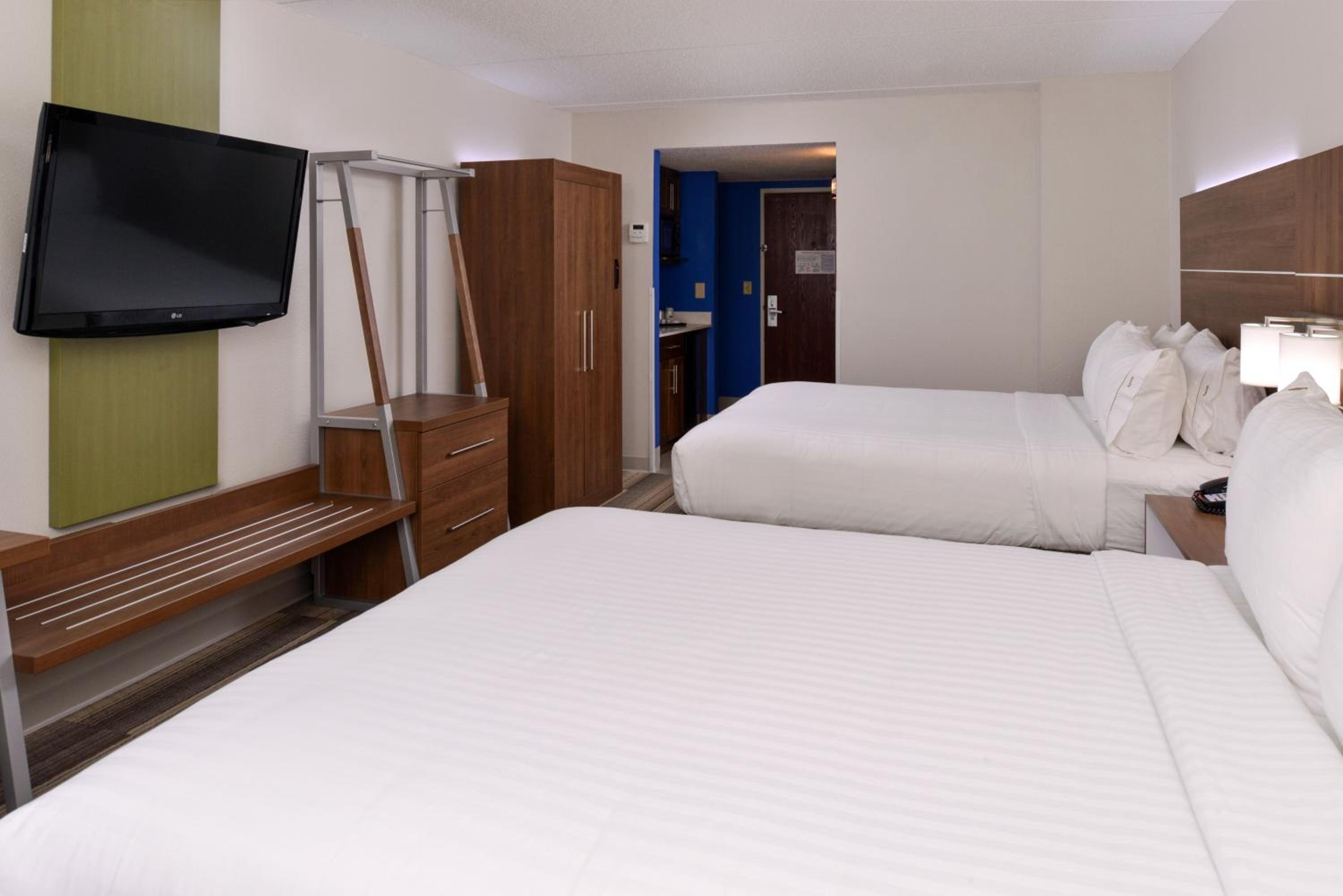 Standard Queen Room with Two Queen Beds - Photo 3