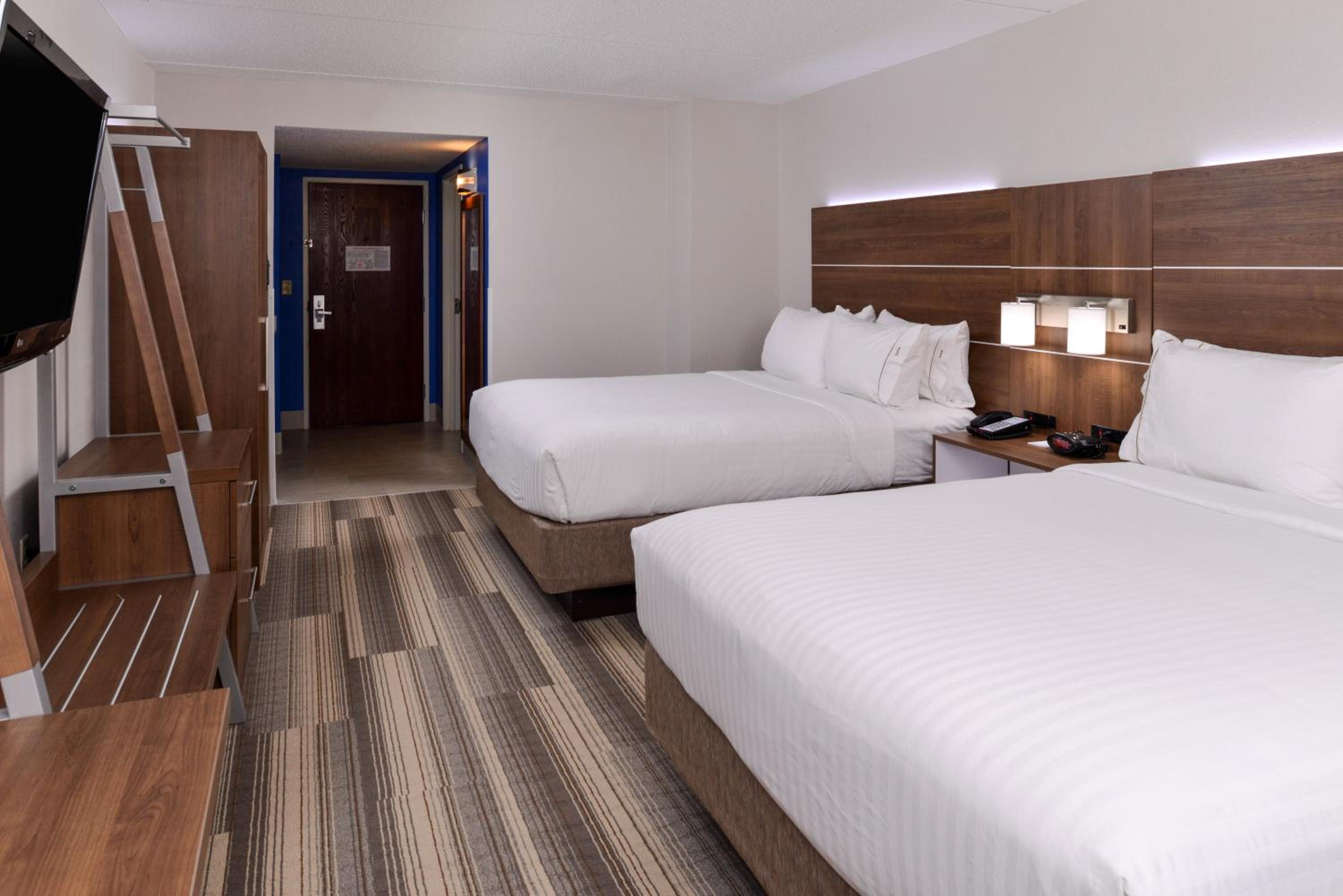 Standard Queen Room with Two Queen Beds - Photo 2