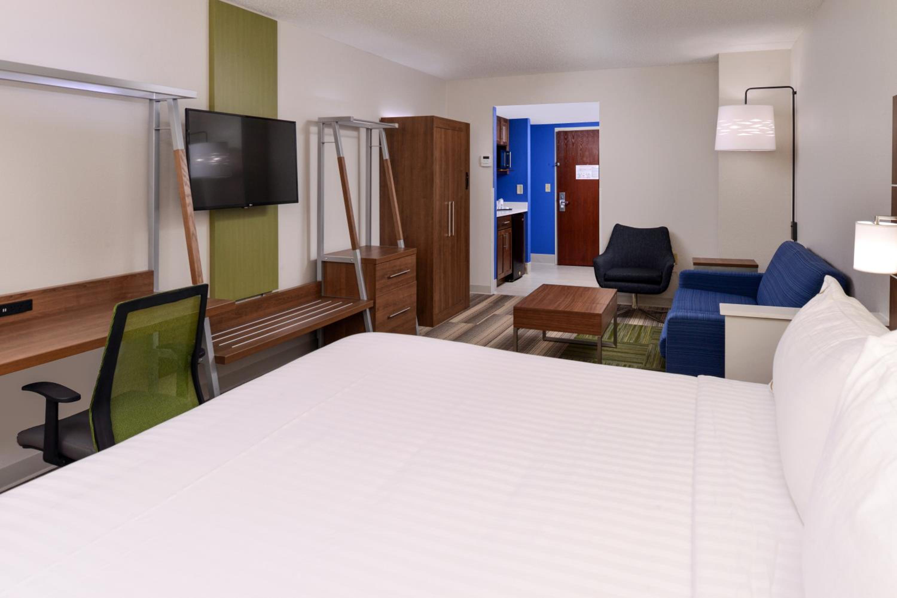 One-Bedroom King Suite - Photo 3