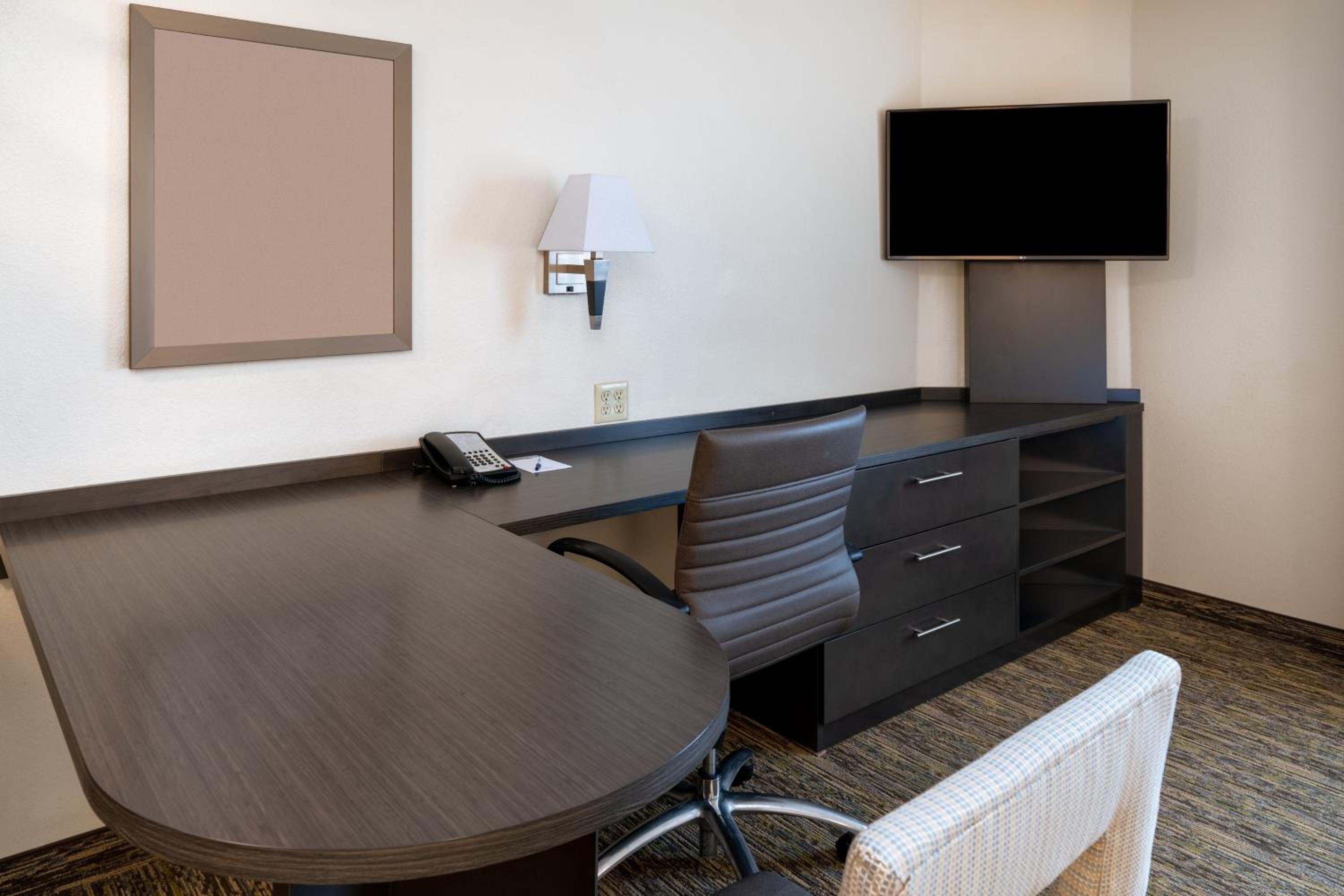Queen Studio Suite - Photo 8