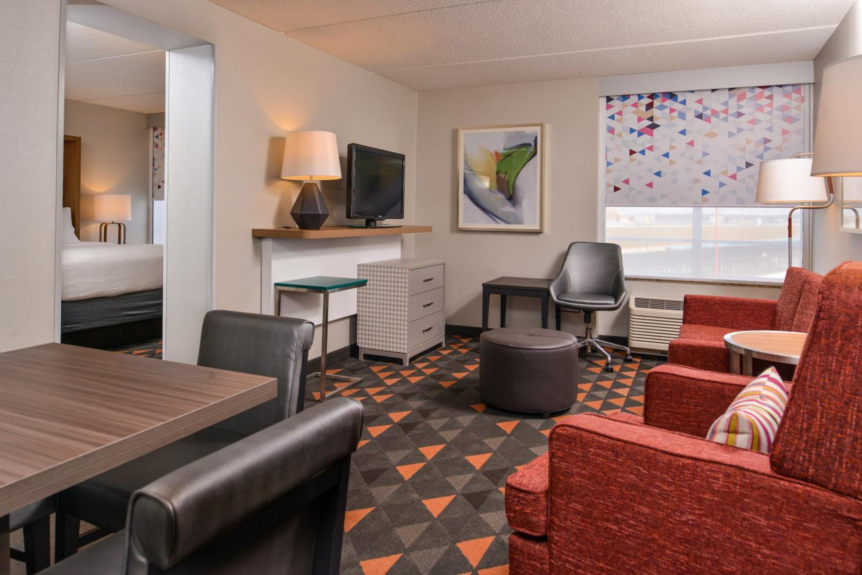 King Suite - Non-Smoking - Photo 2