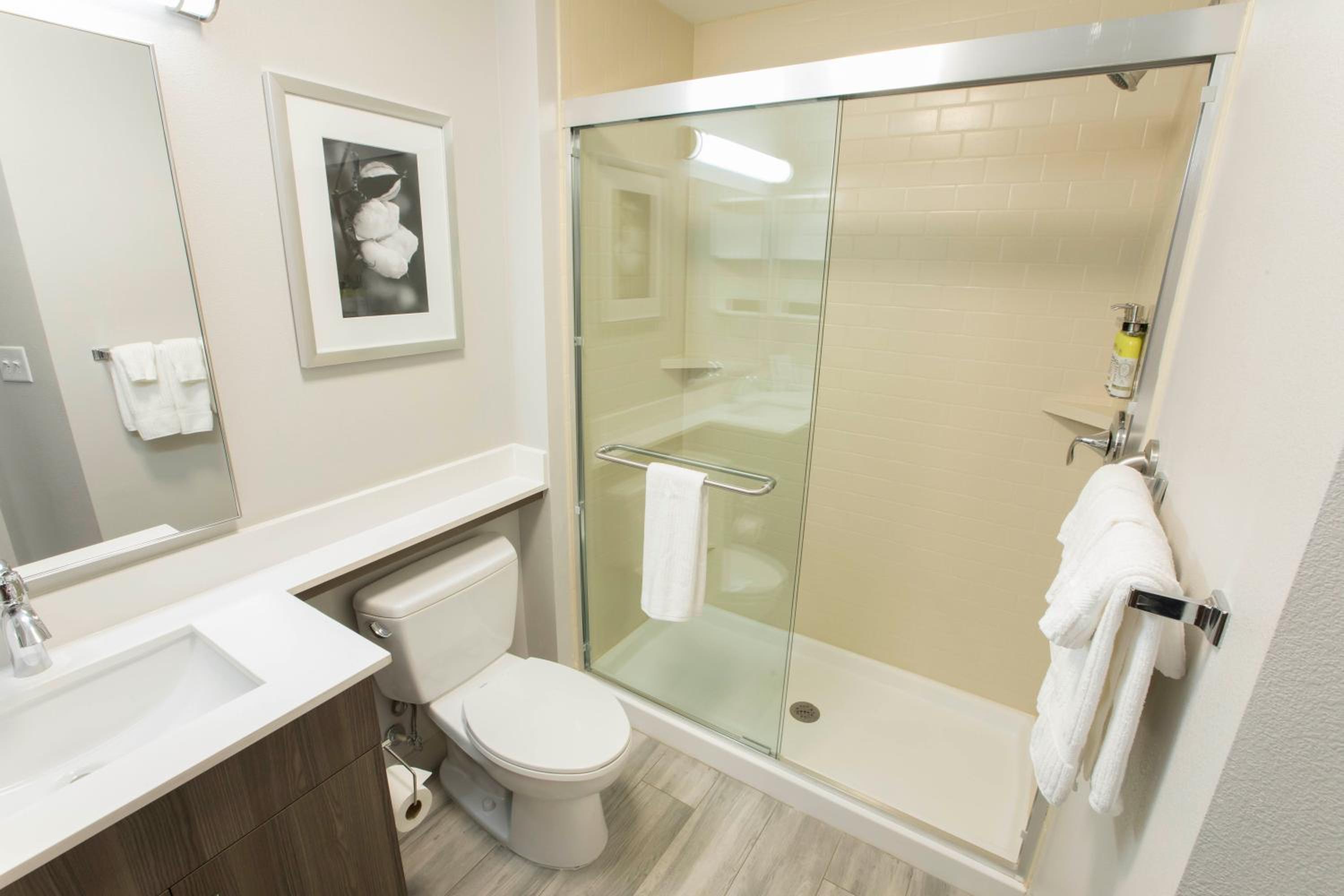 Studio King Suite with Accessible Roll in Shower - Non-Smoking photo 3
