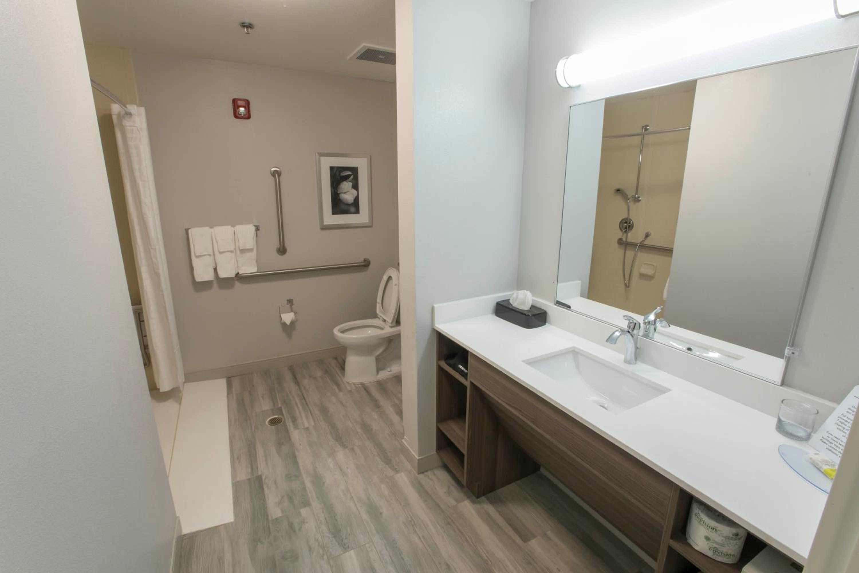 Queen Studio with Two Queen Beds - Hearing Accessible - Non-Smoking photo 3