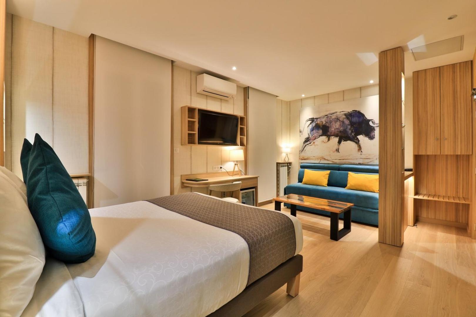 Deluxe Queen Room with Two Queen Beds - Photo 3