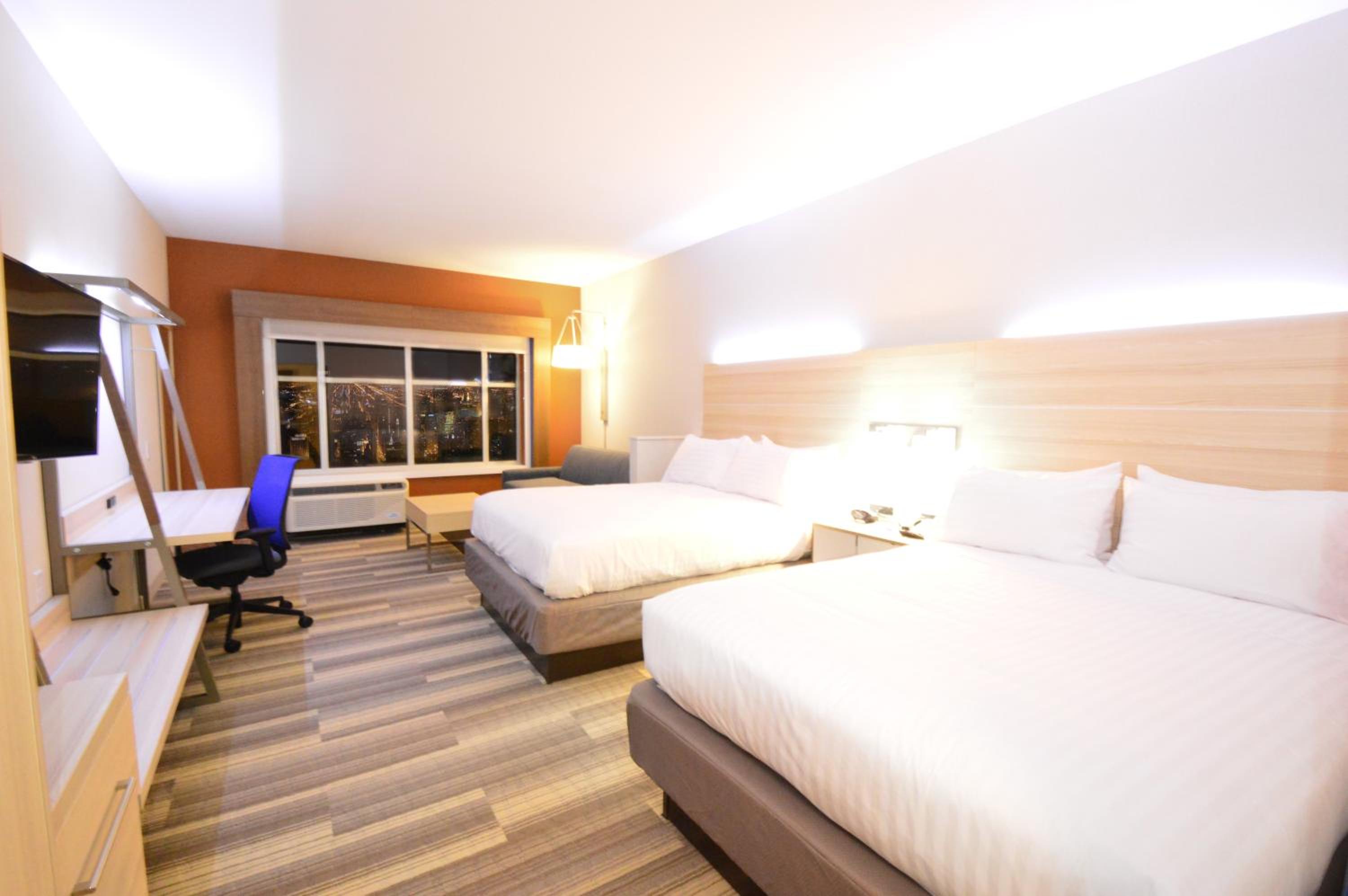Queen Suite with Two Queen Beds photo 3