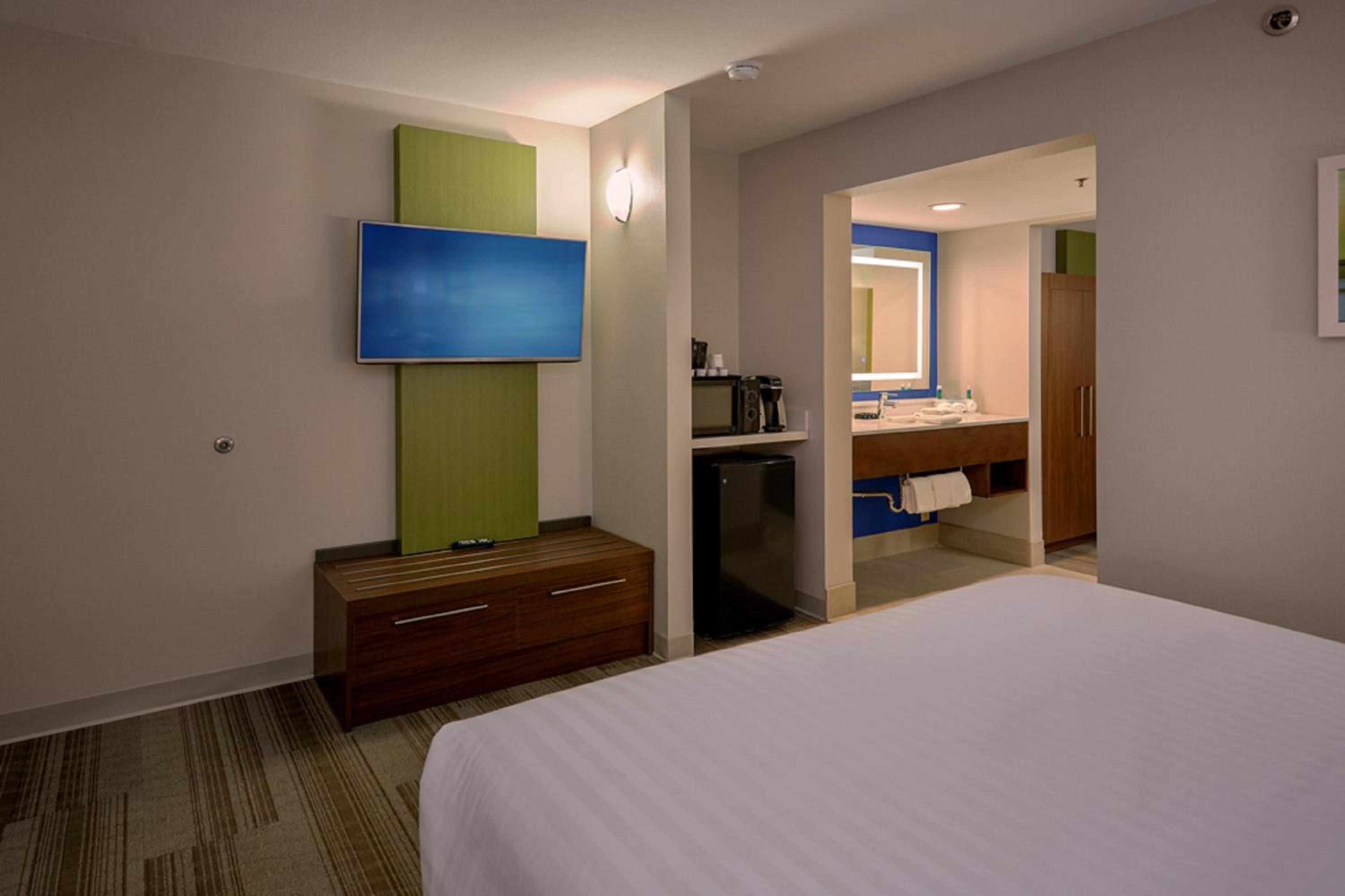 Deluxe Room with Two King Beds - Non-Smoking - Photo 2