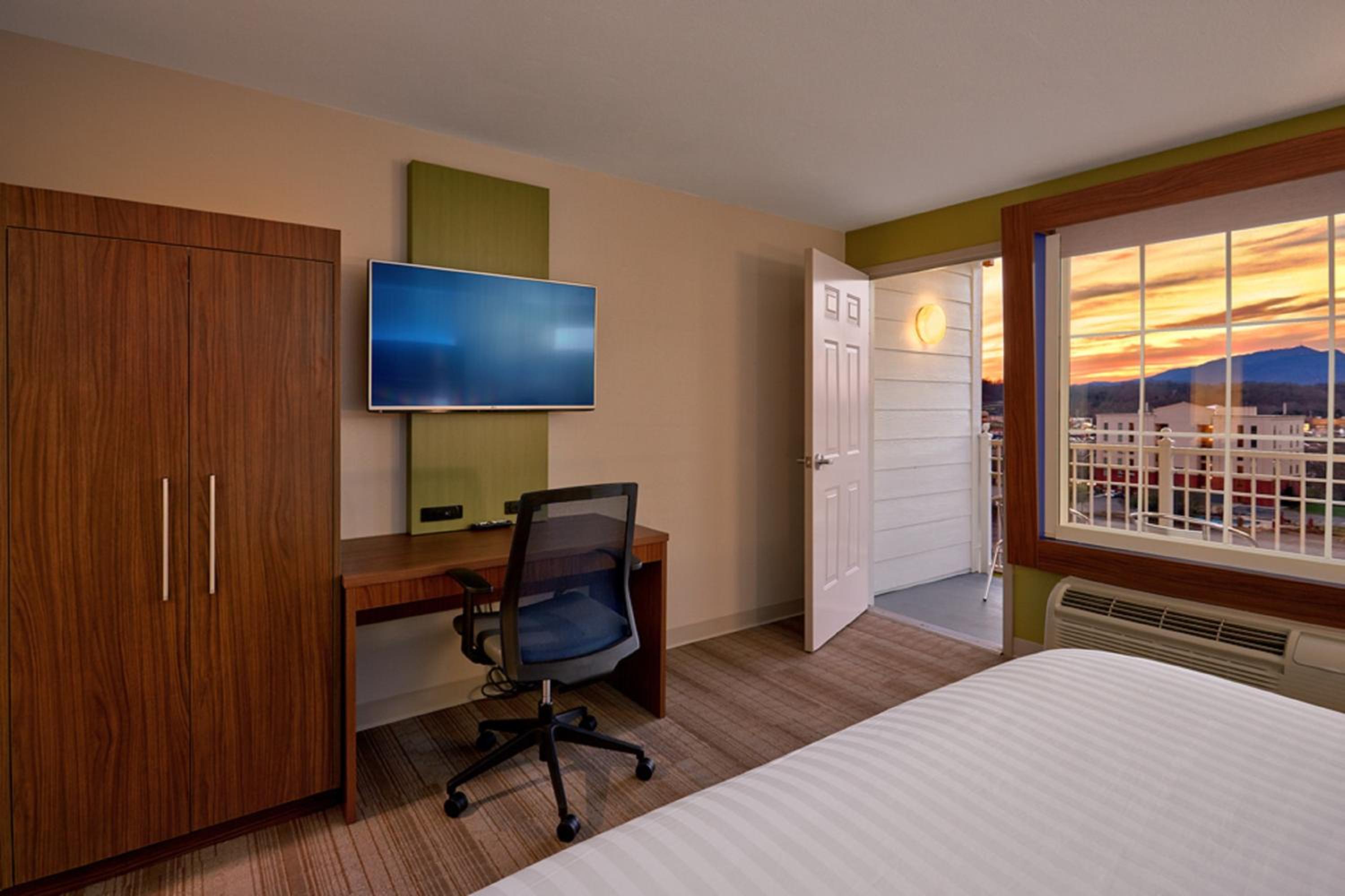 Queen Room with Two Queen Beds and Mountain View - Non-Smoking - Photo 1