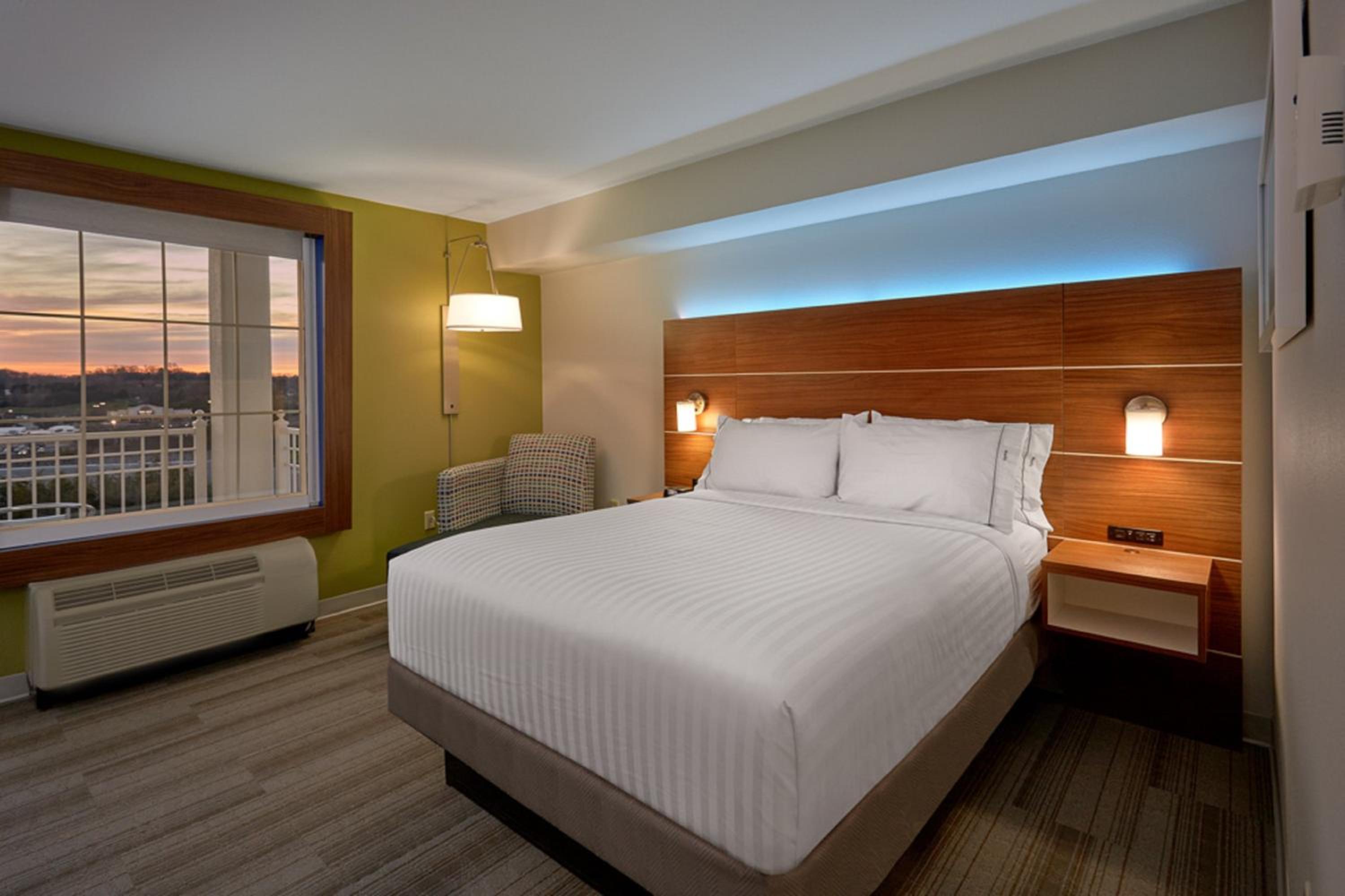 Queen Room with Two Queen Beds and Mountain View - Non-Smoking - Photo 3