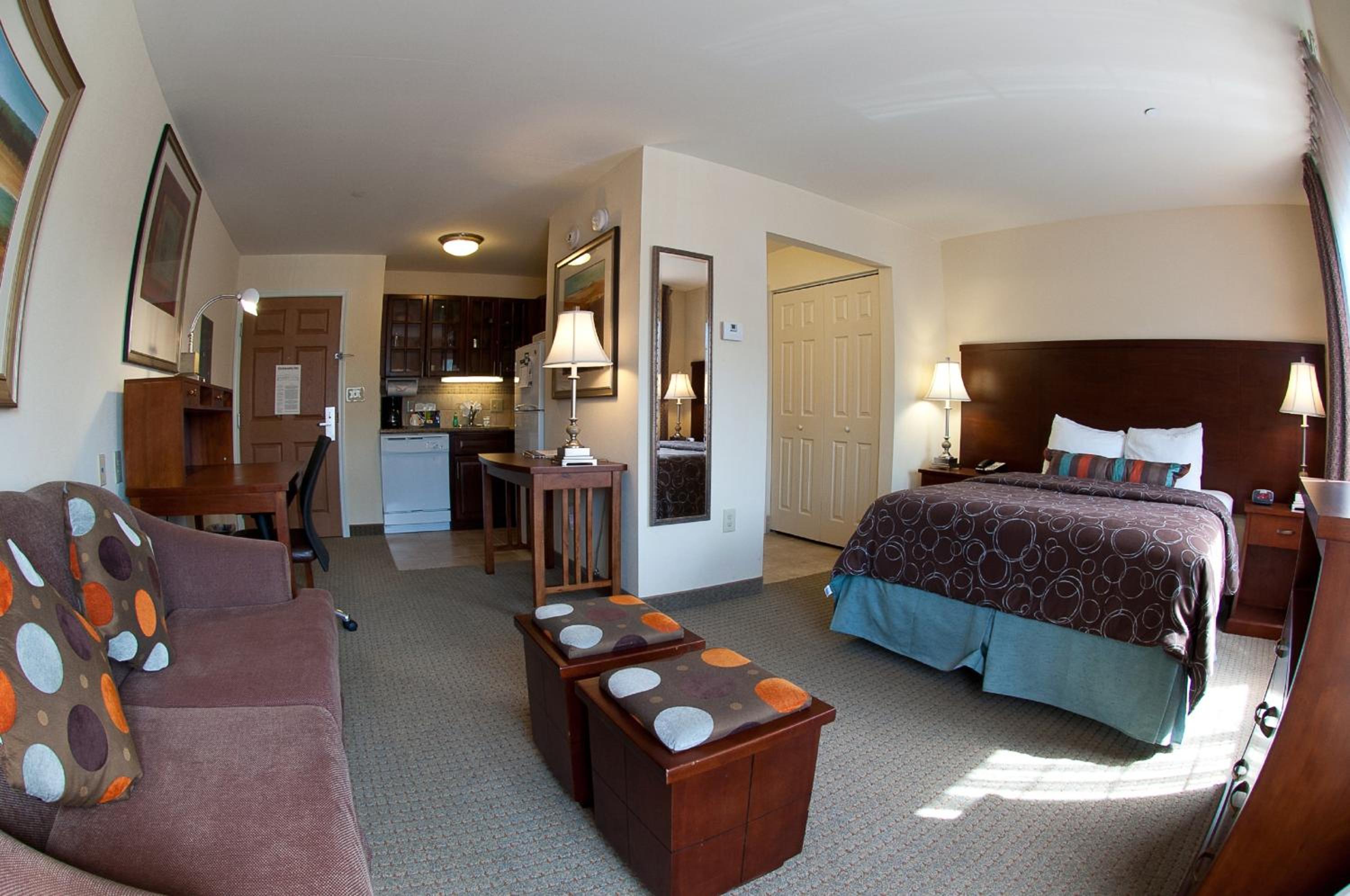 Queen Studio Suite - Photo 1
