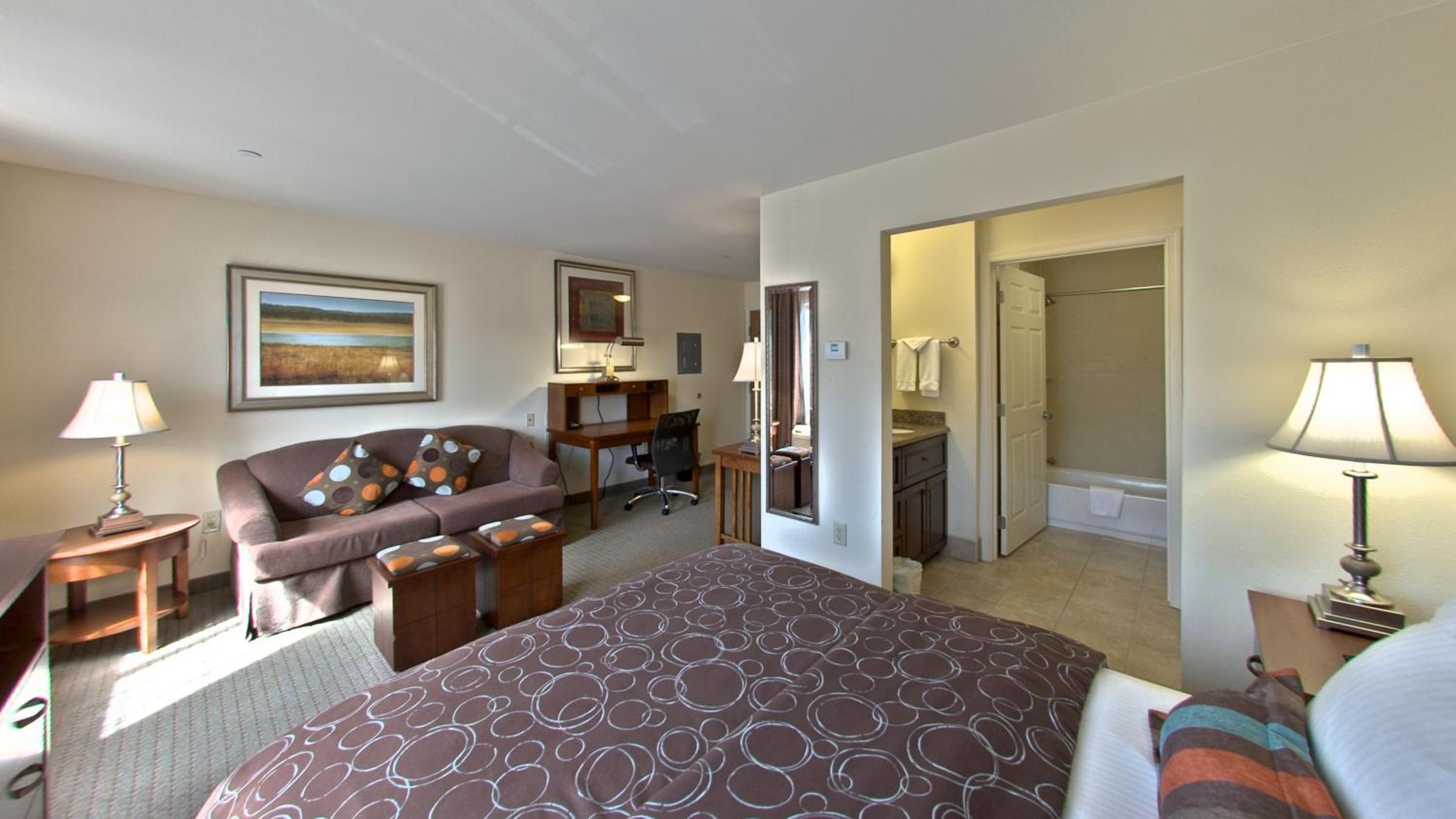 Queen Studio Suite - Photo 2