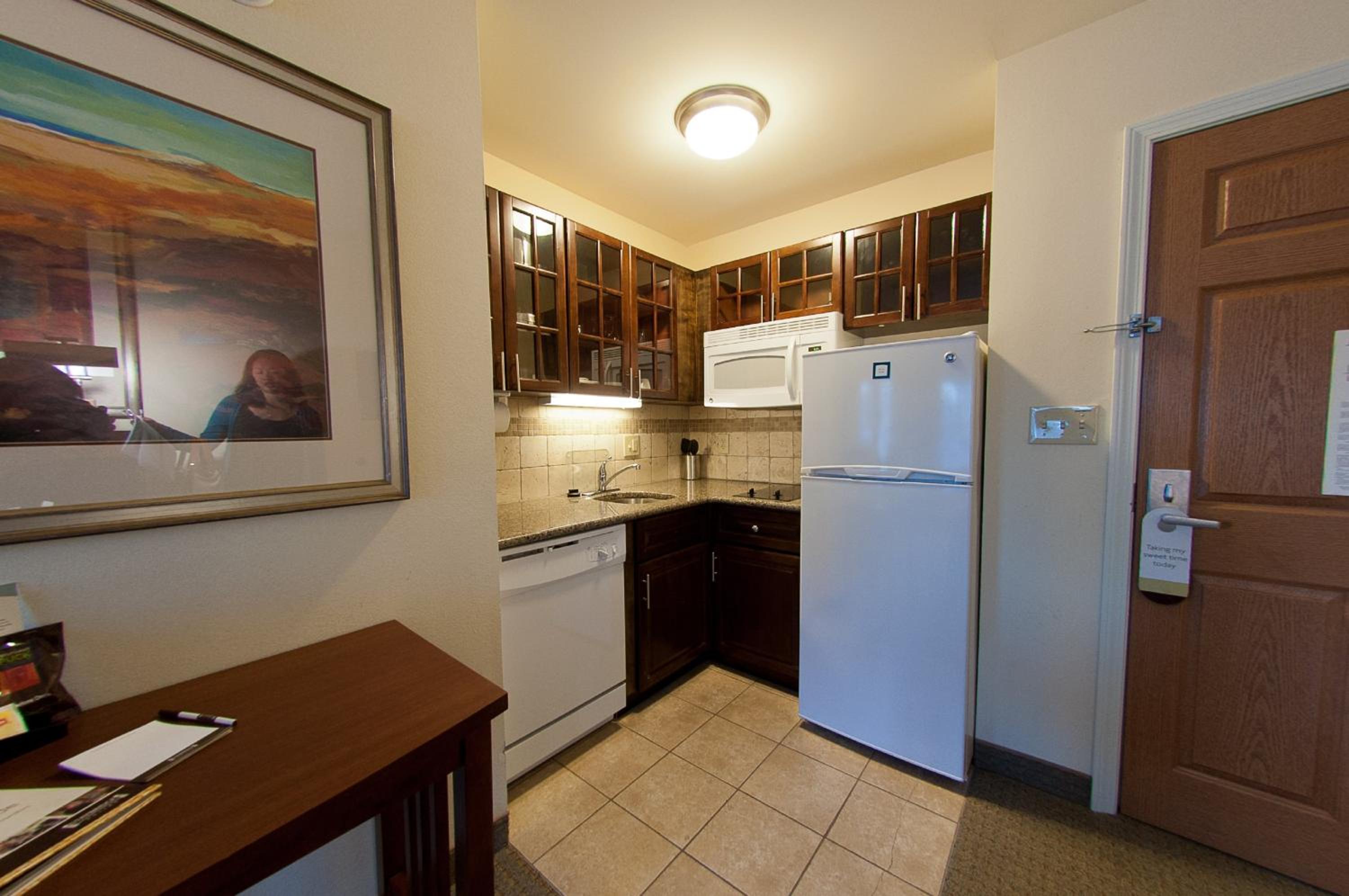 Queen Studio Suite - Photo 3