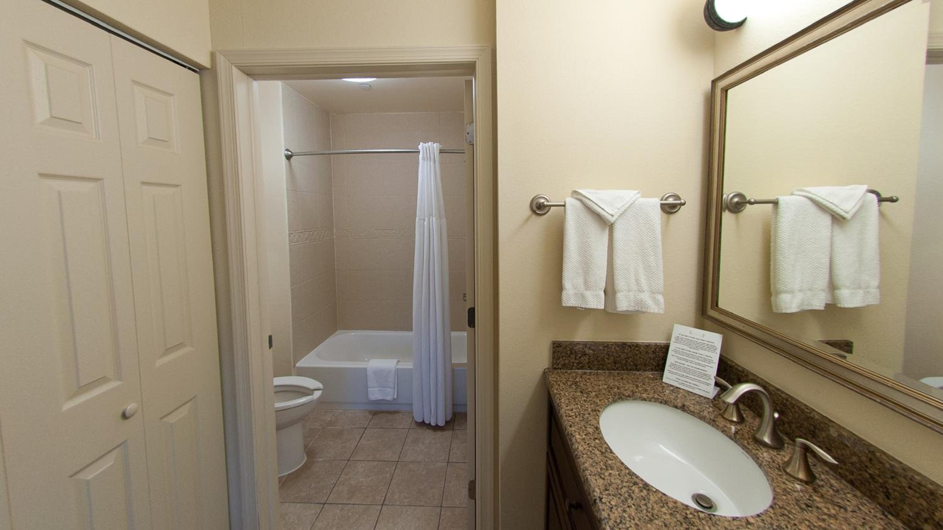 Queen Studio Suite - Photo 4