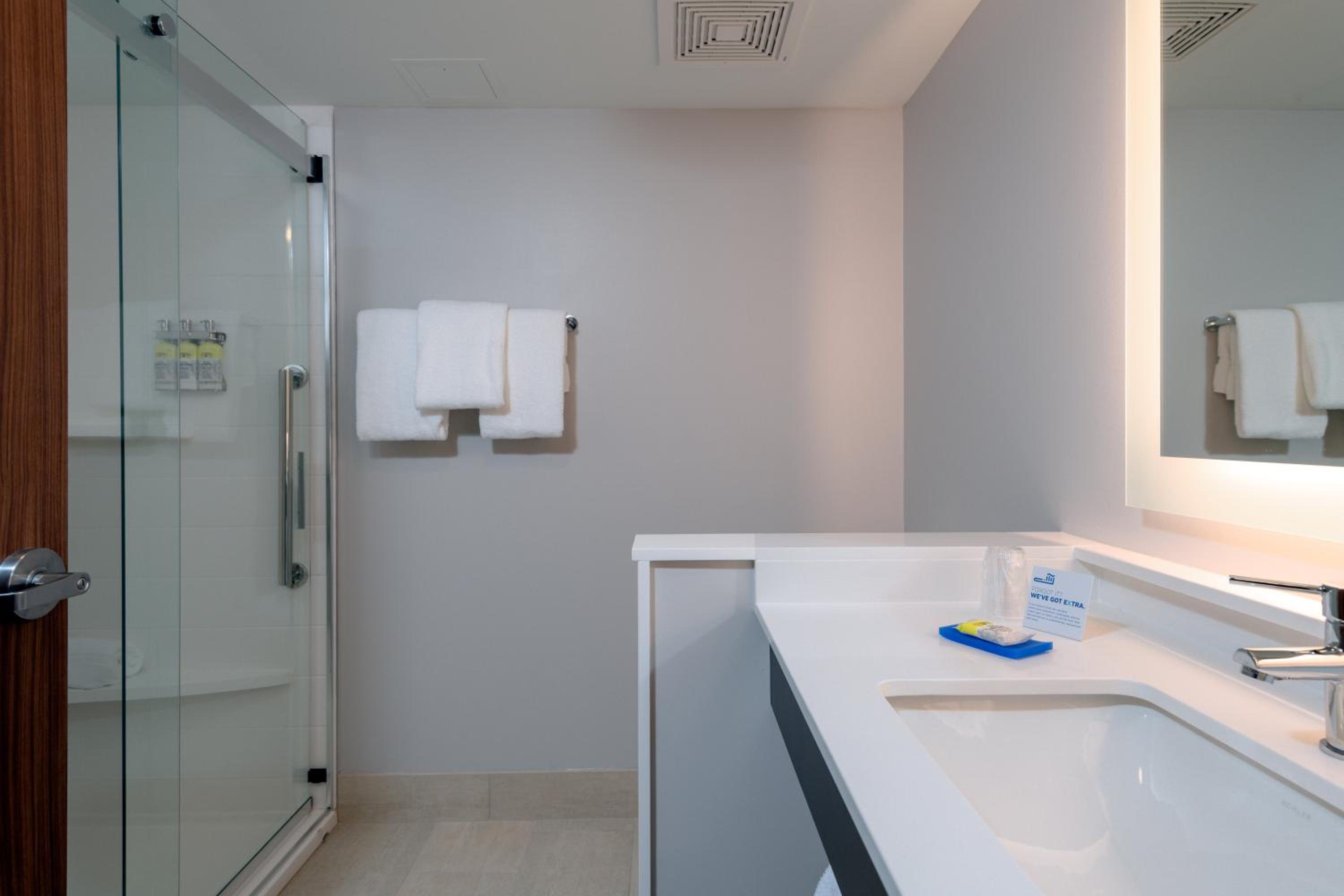 Standard King Room - Communications Accessible photo 2