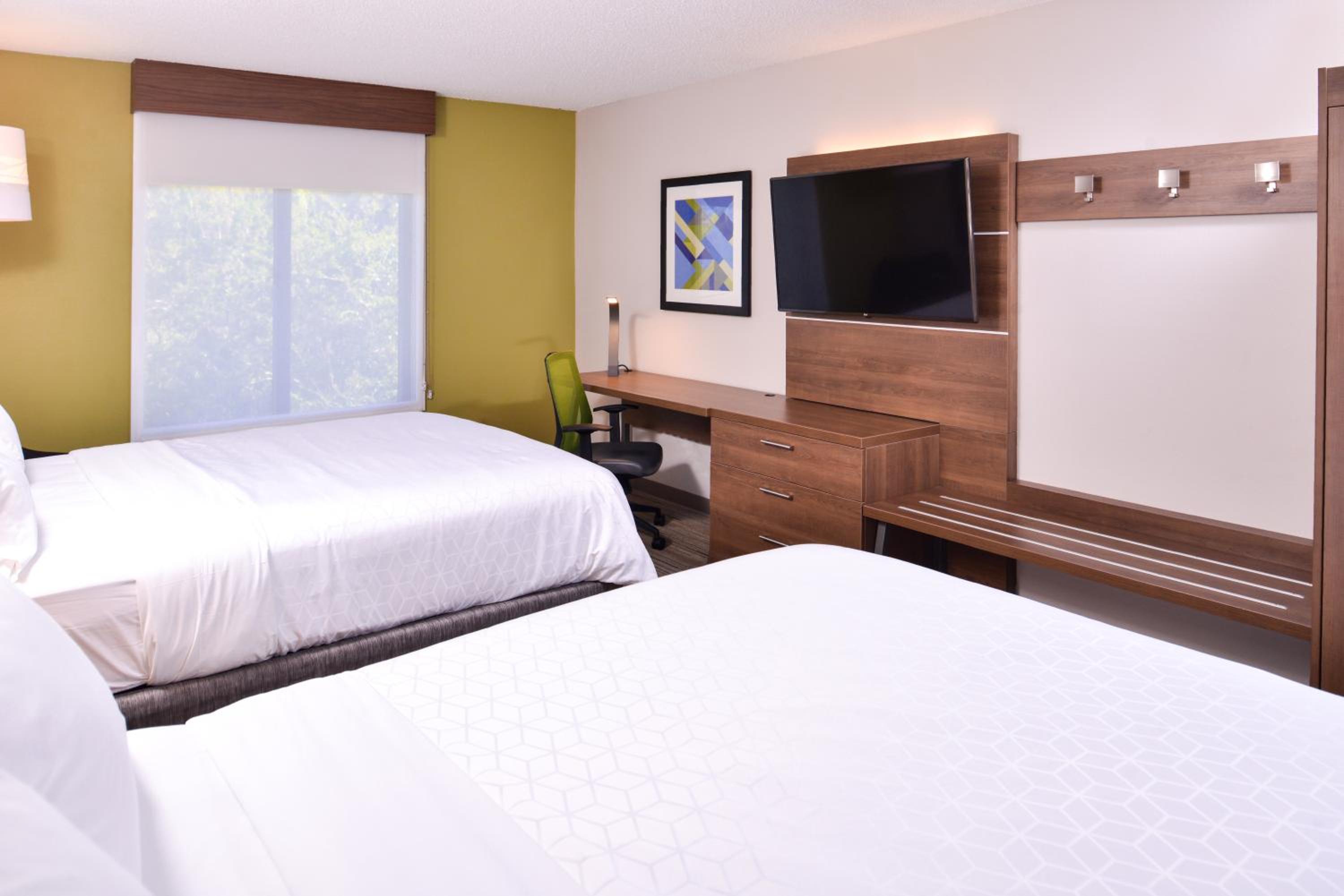 Standard Queen Room with Two Queen Beds - Photo 6
