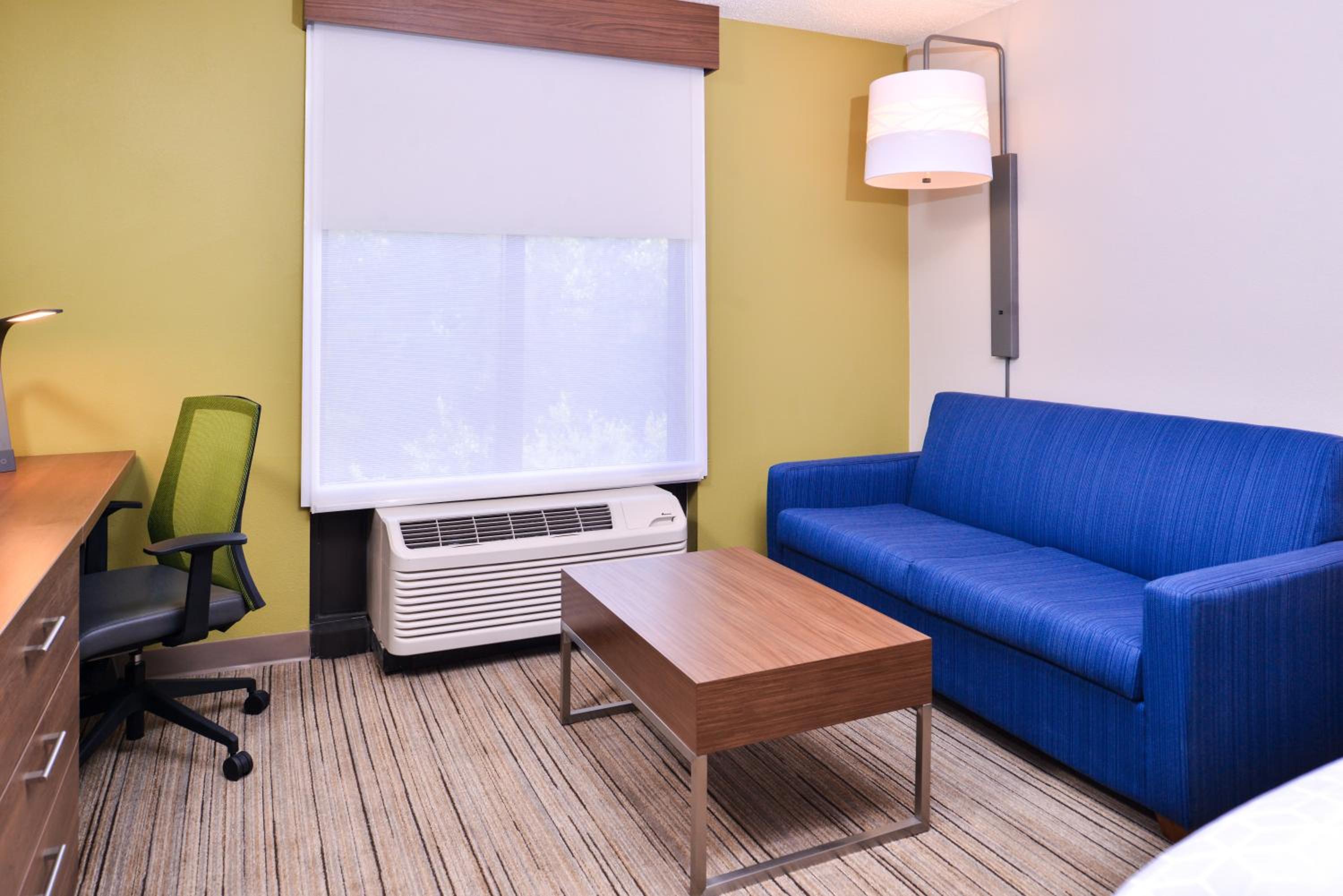 Standard King Room with Sofa Bed - Non-Smoking - Photo 6