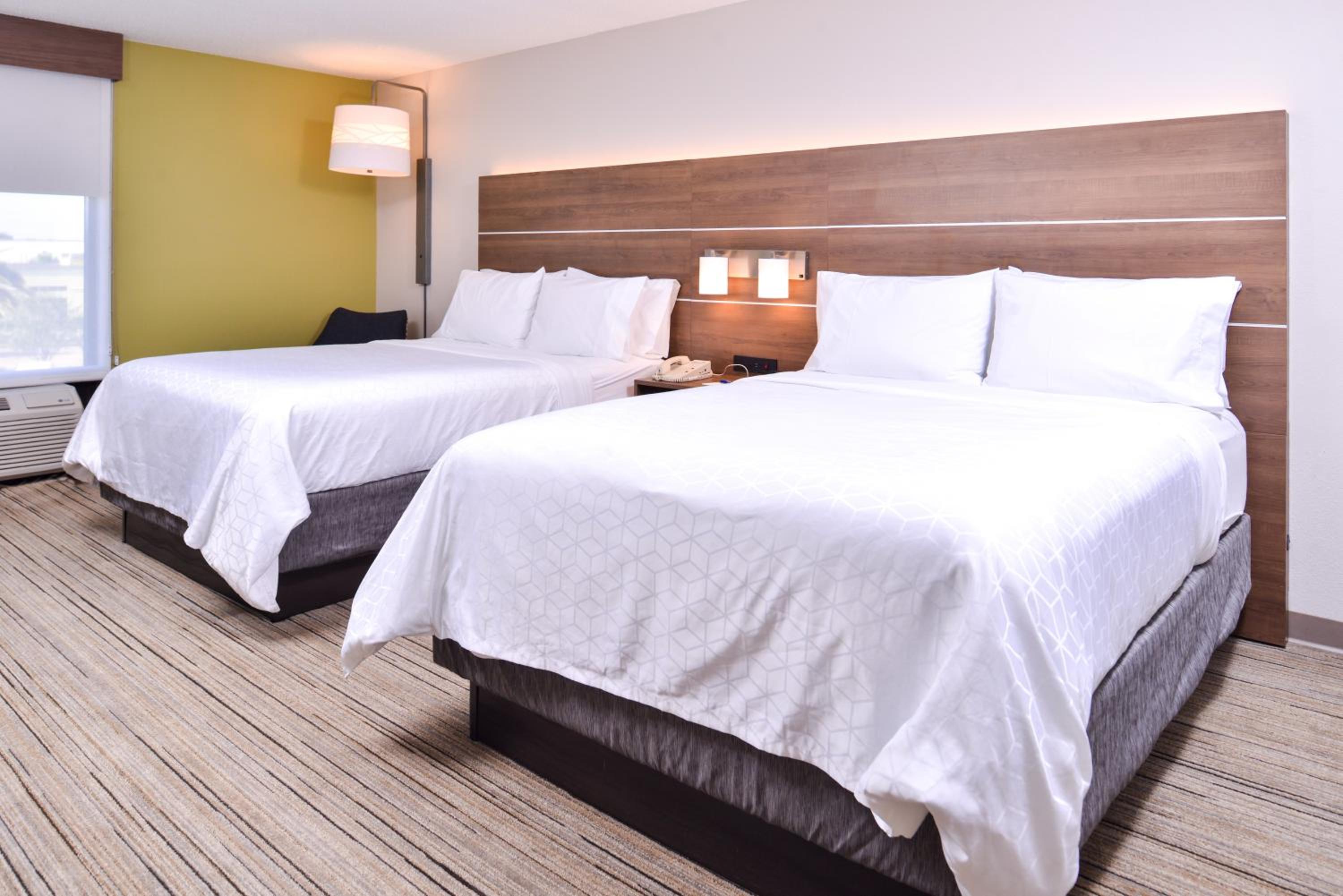 Standard Queen Room with Two Queen Beds - Photo 4