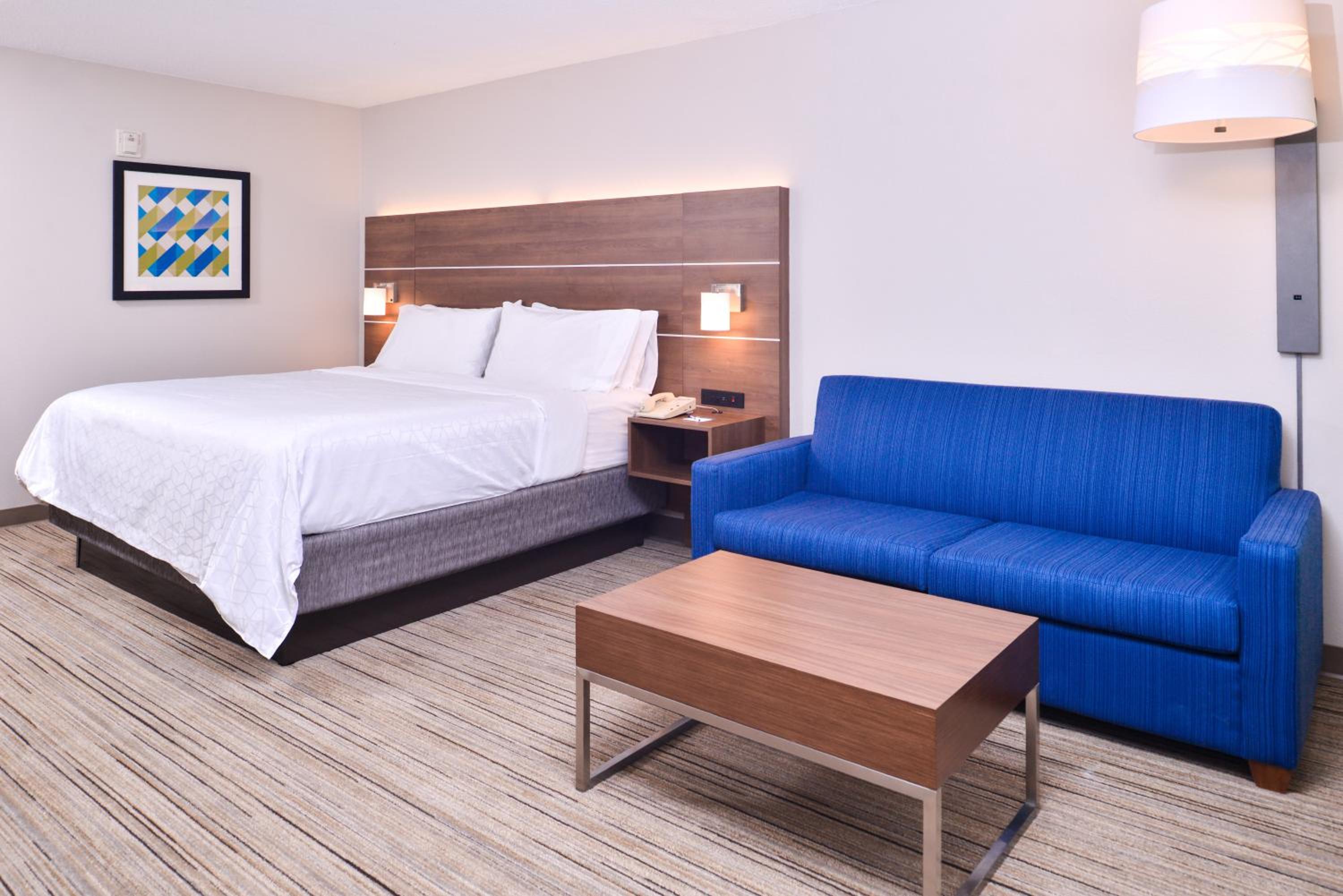 Standard King Room with Sofa Bed - Non-Smoking - Photo 2