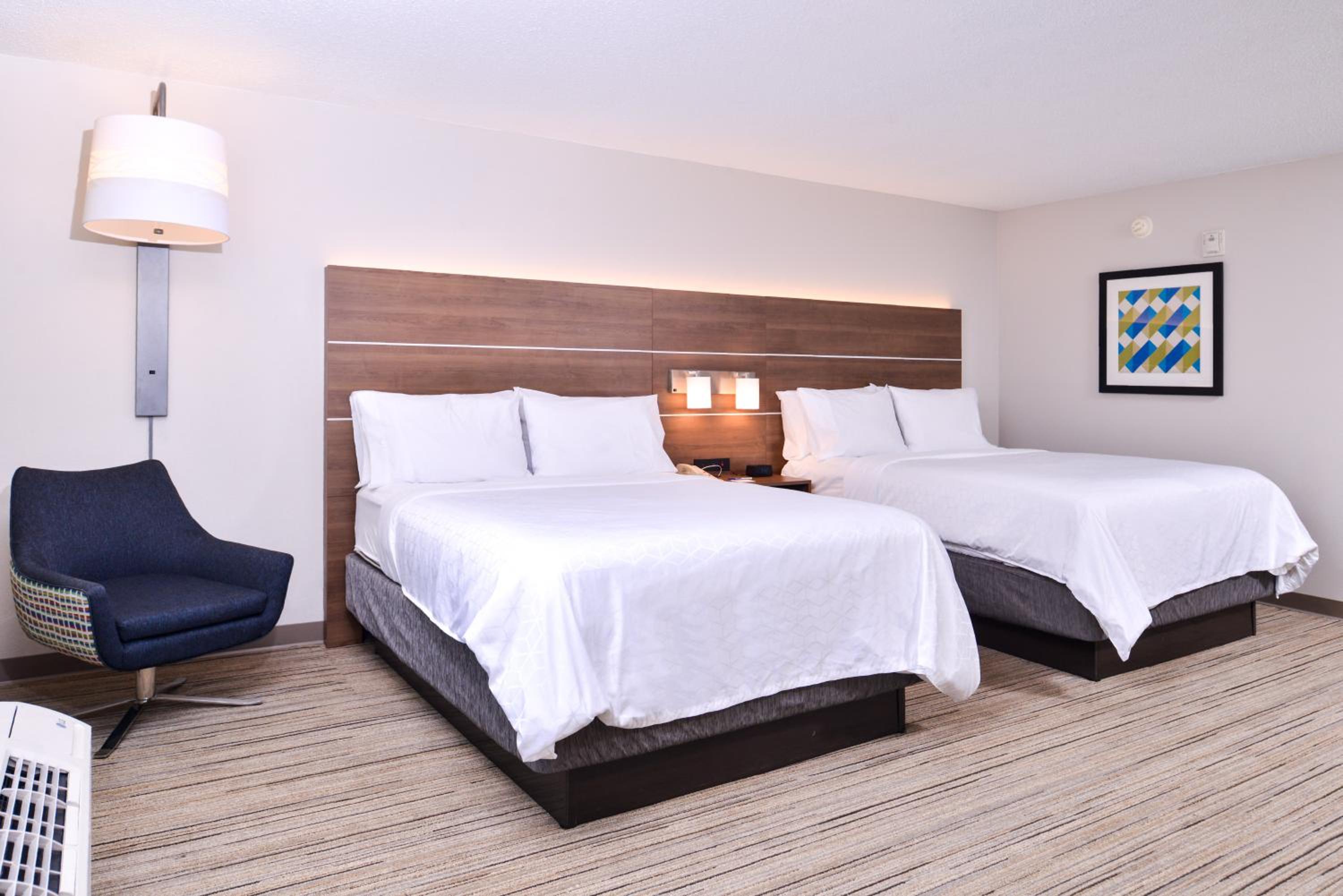 Standard Queen Room with Two Queen Beds - Photo 3