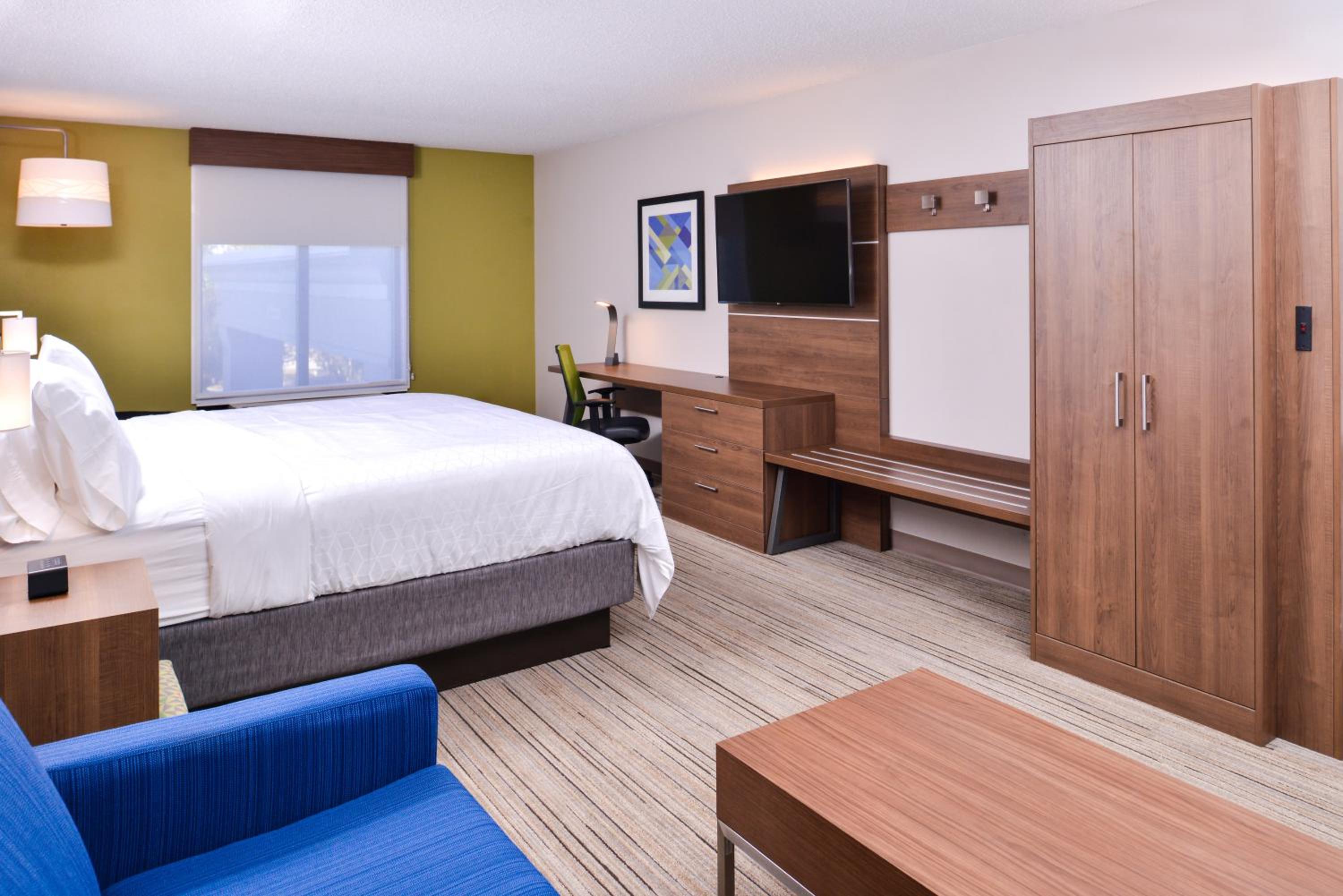 King Suite - Non-Smoking - Photo 3