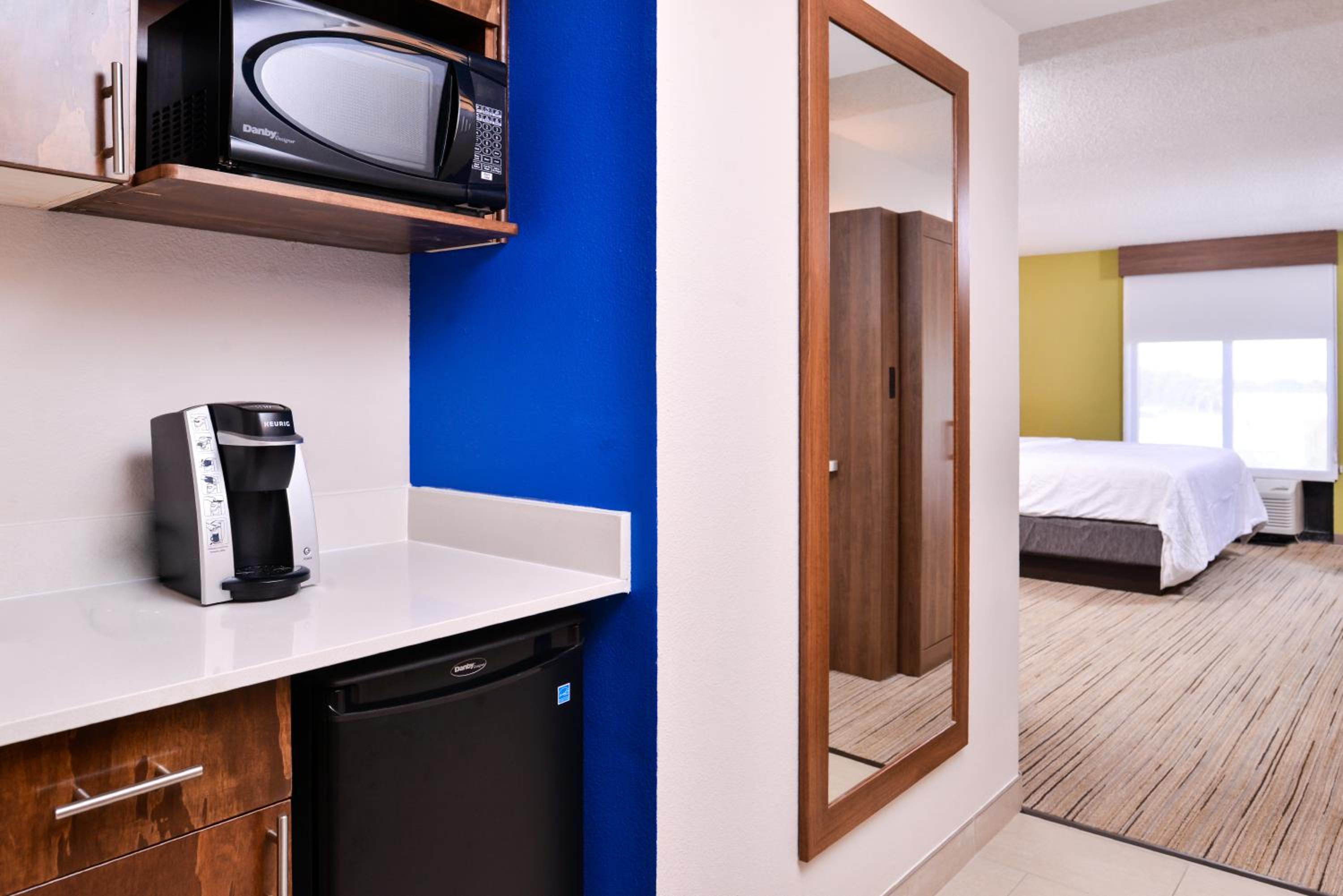 King Suite - Non-Smoking - Photo 7