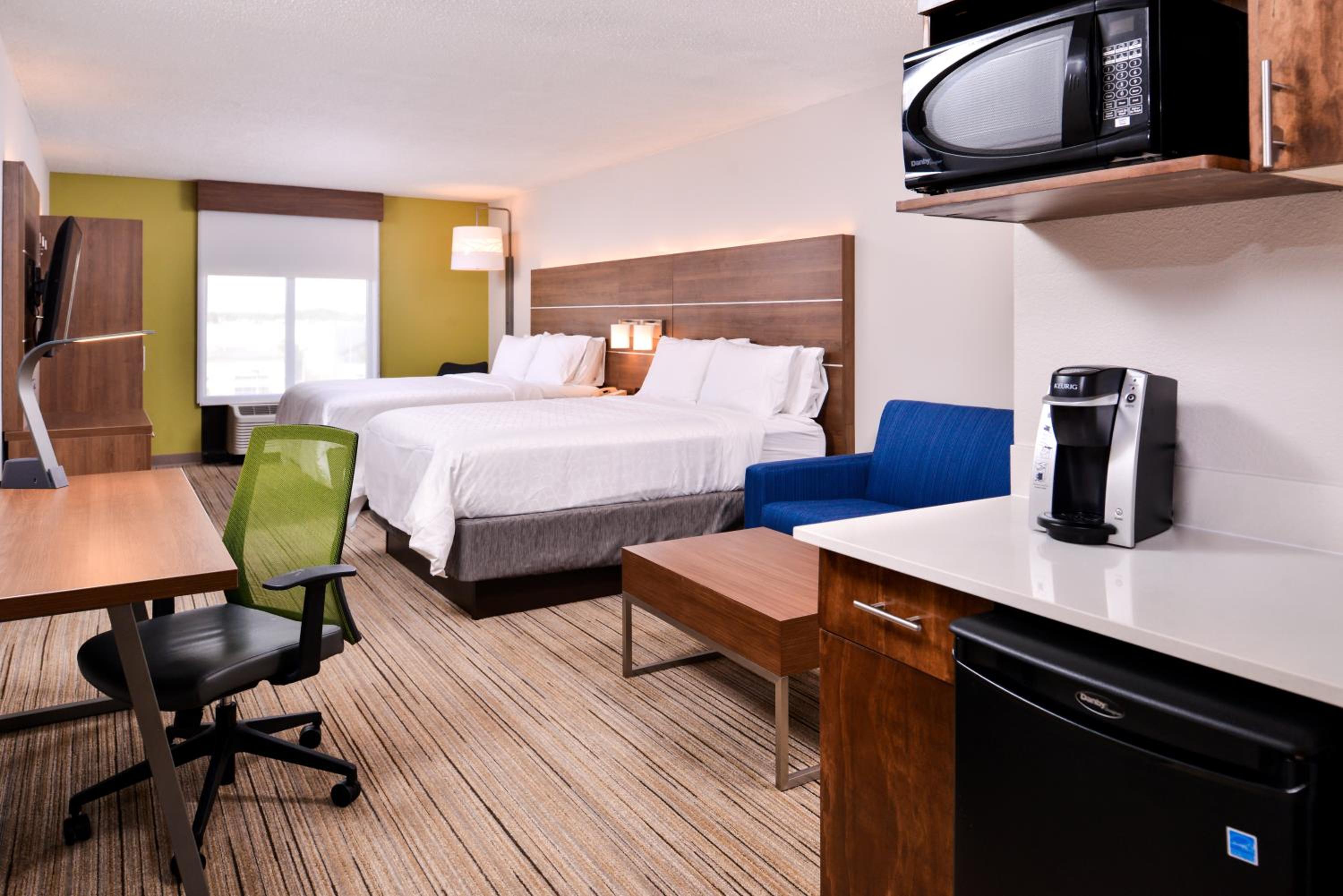 Suite with Two Queen Beds - Photo 5